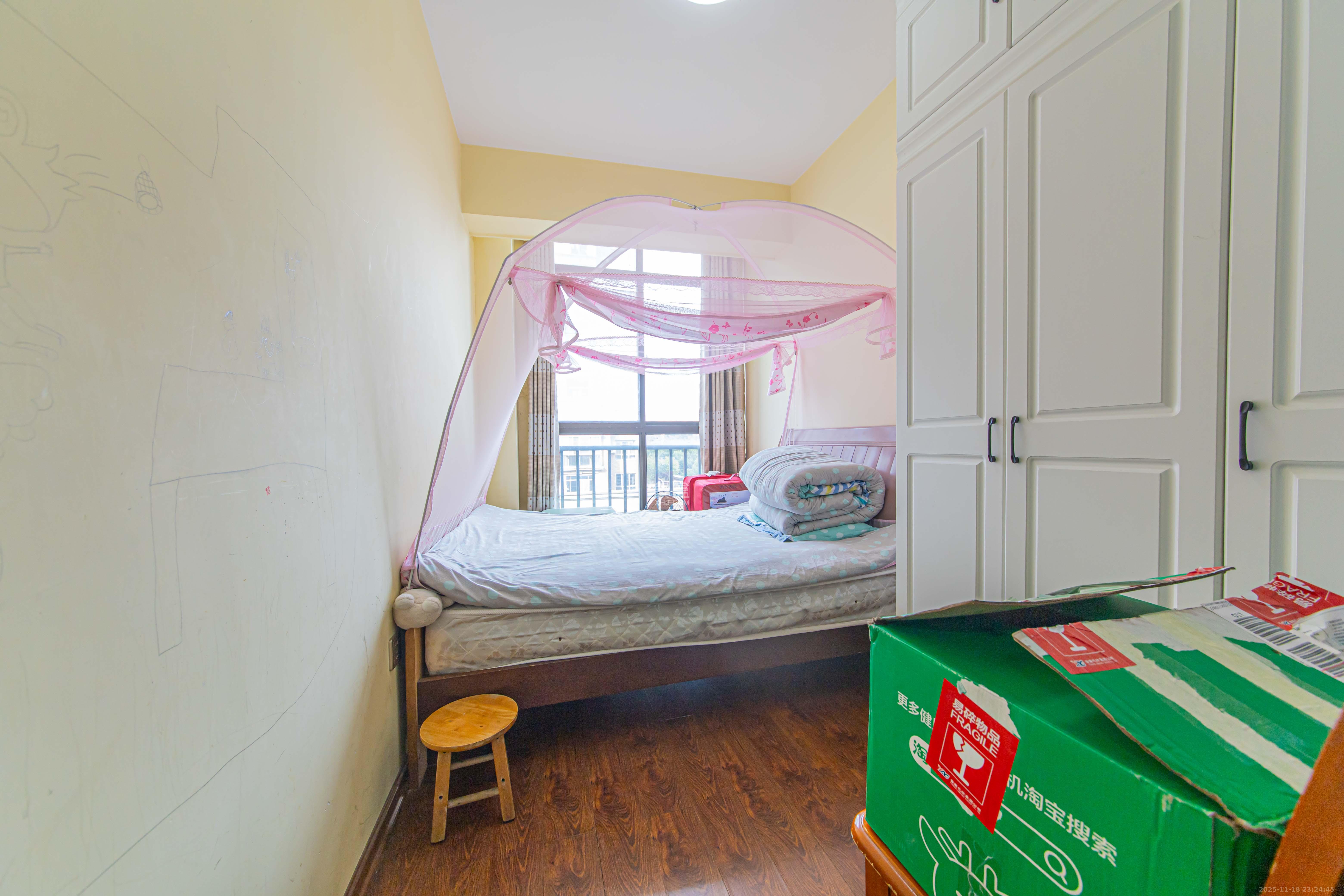 绿地公馆（绿地名邸）  3室2厅2卫    126.0万卧室