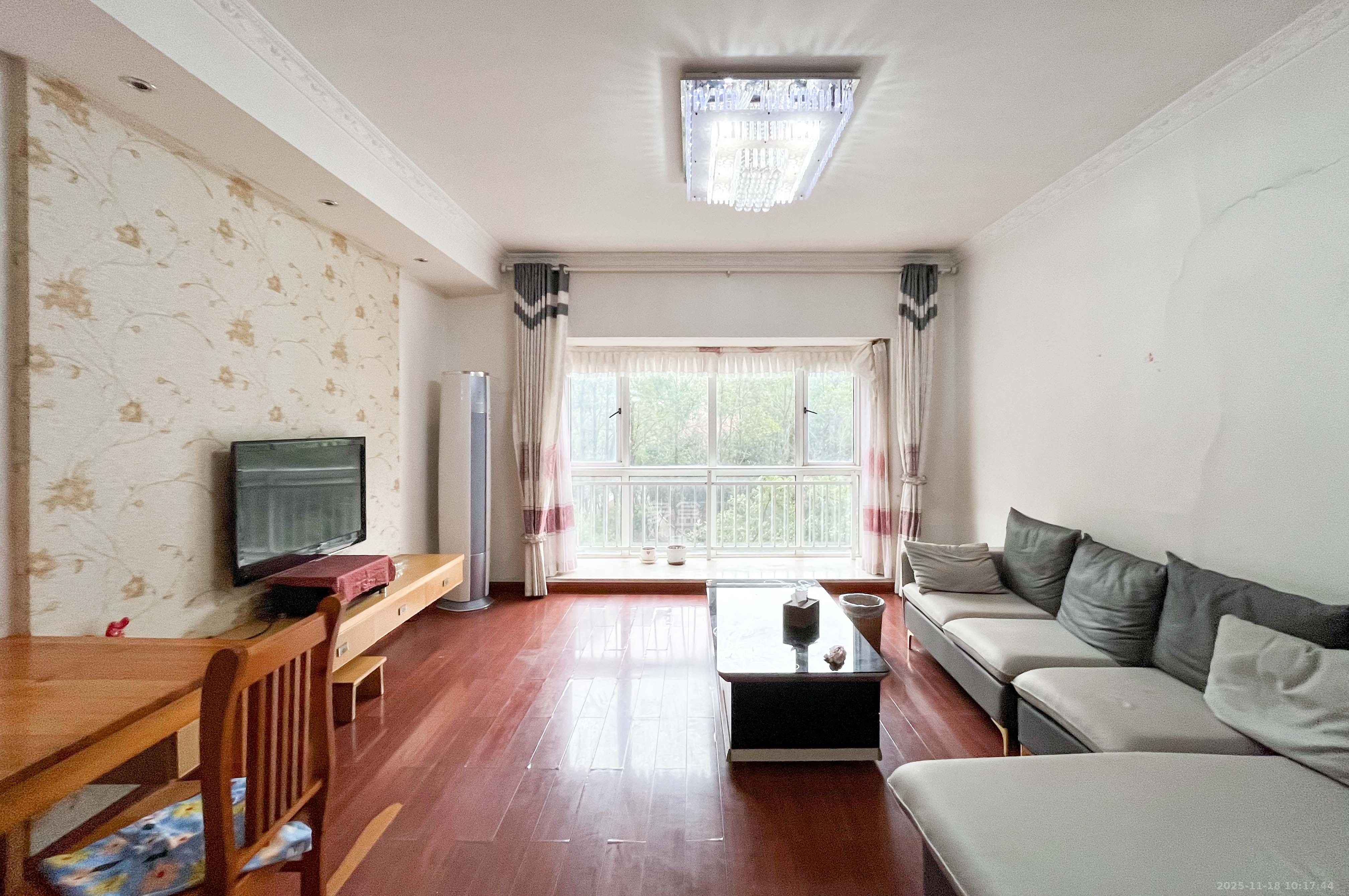 西点公园里  3室2厅1卫    150.0万