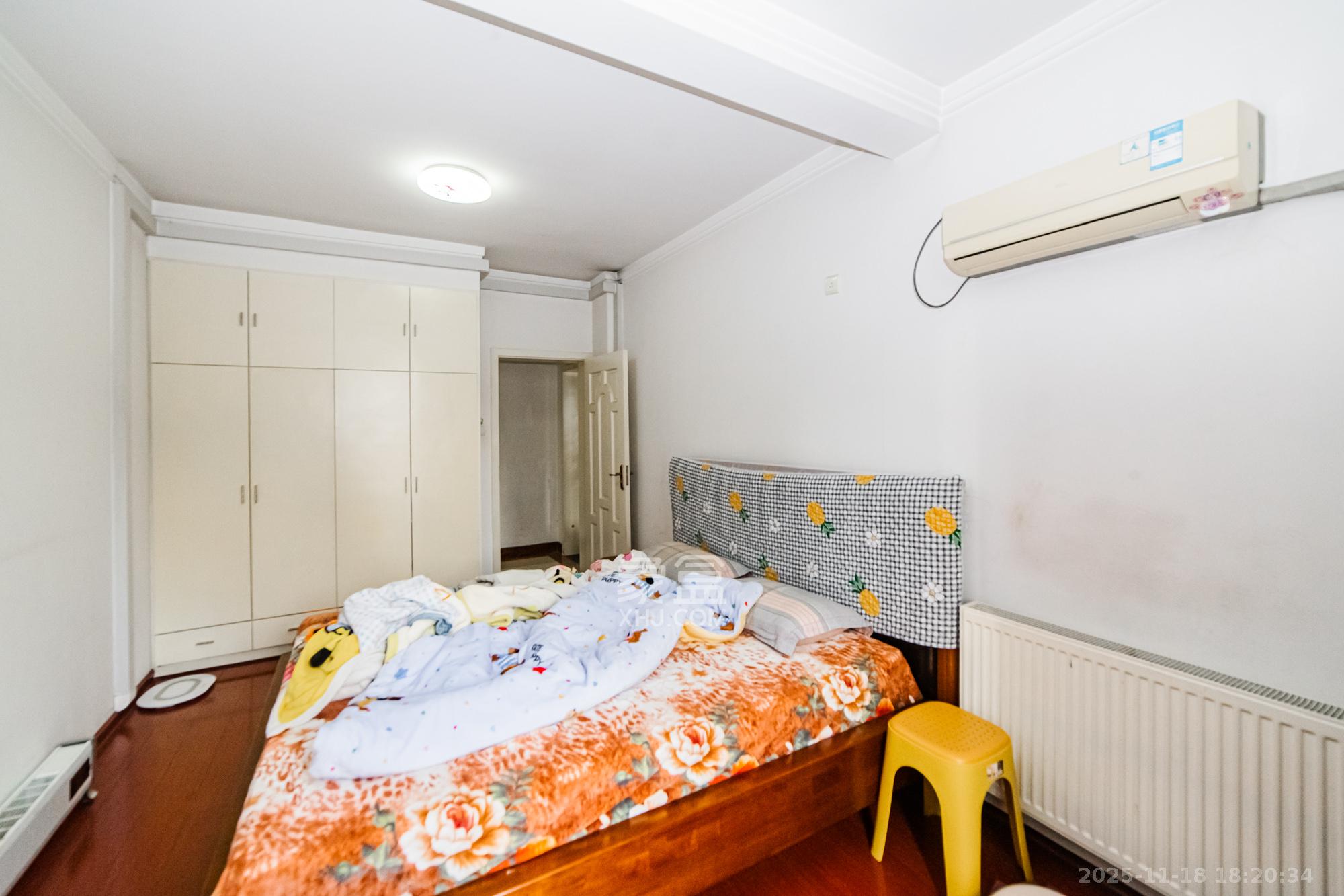 万国城（当代满庭春MOMA）一期  3室2厅2卫    110.0万卧室