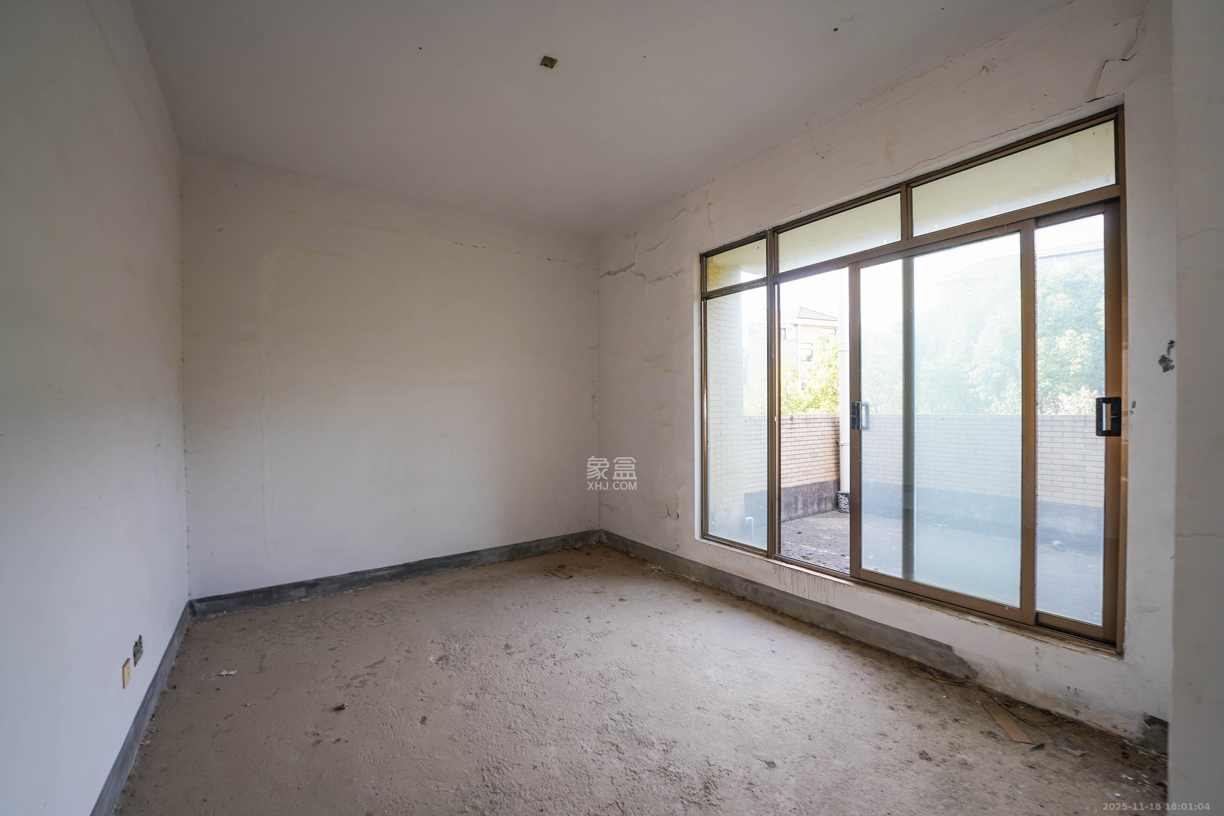 金汇园(鄱馨苑、省国税局单位房) 6室2厅3卫 482.8万 金汇园(鄱馨苑、省国税局单位房) 6室2厅3卫 482.8万卧室