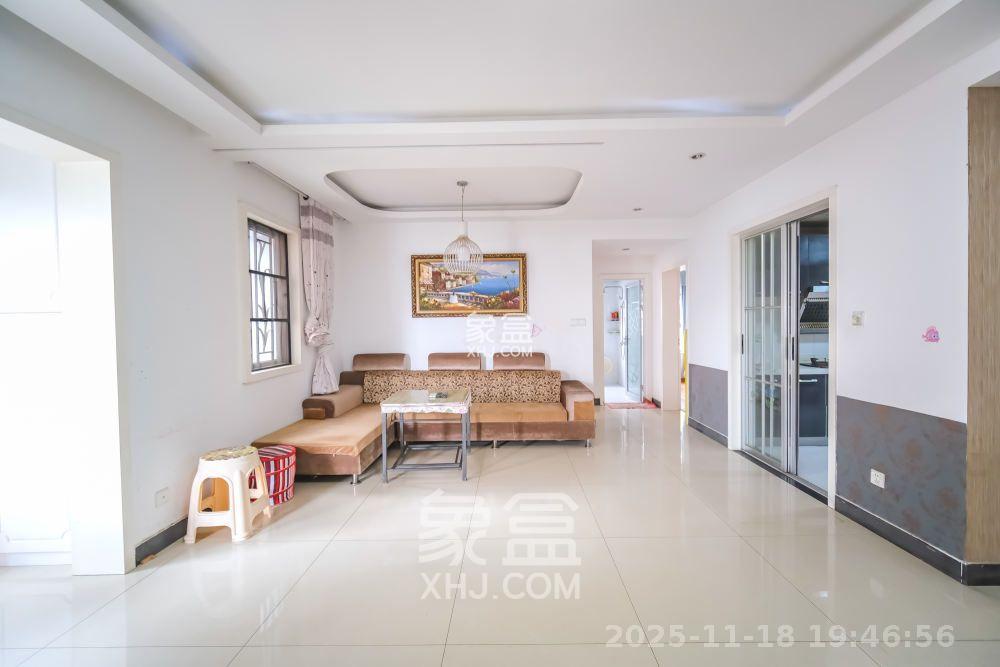 三一街区  3室2厅2卫    1900.0元/月室内图