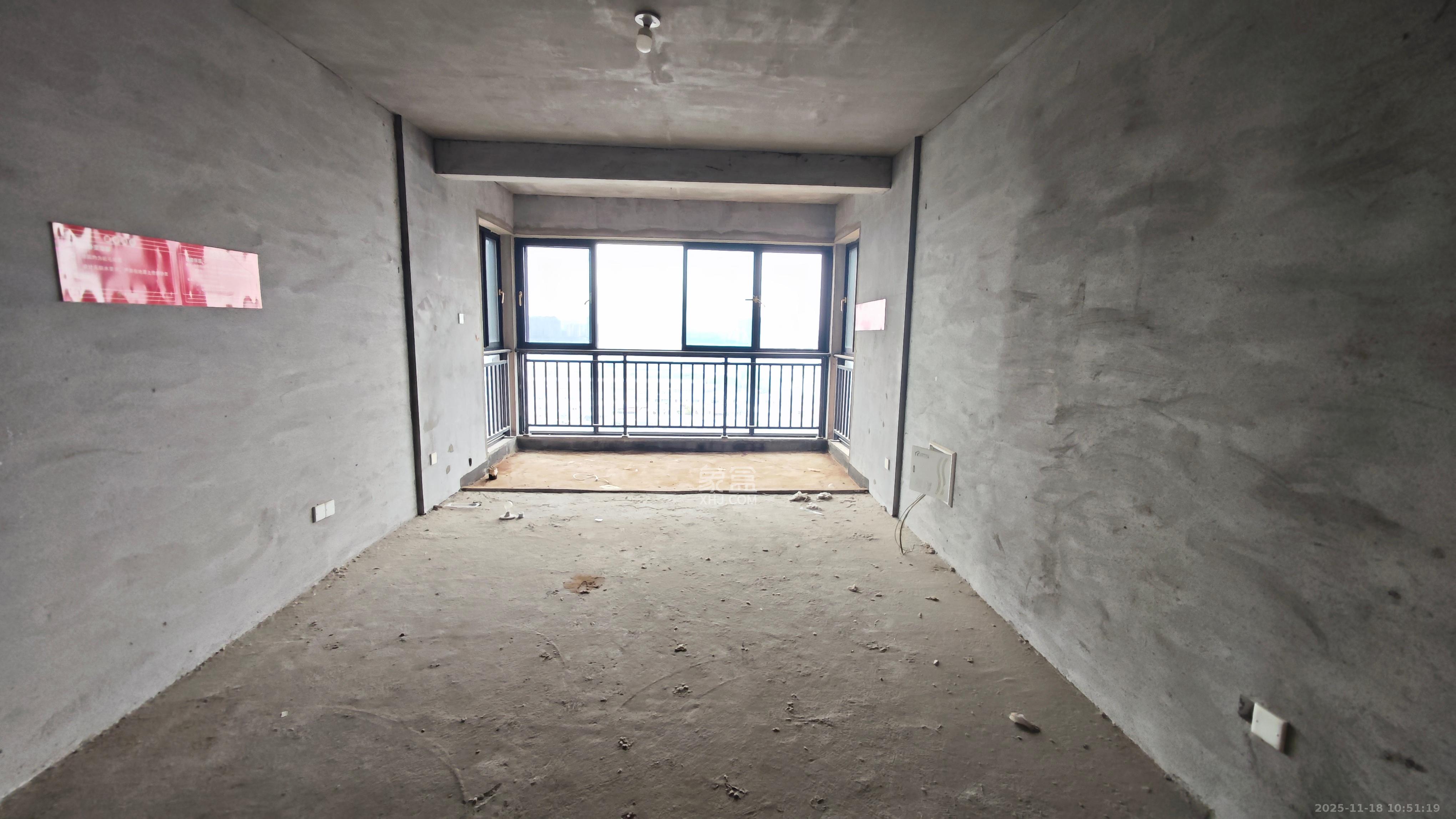 华雅花园  3室2厅2卫    49.0万客厅