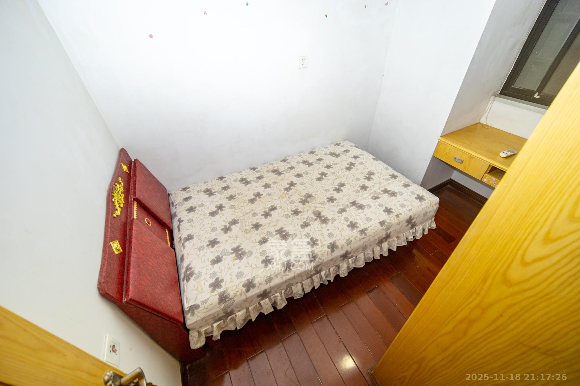 新长海广场  2室2厅1卫    45.0万卧室