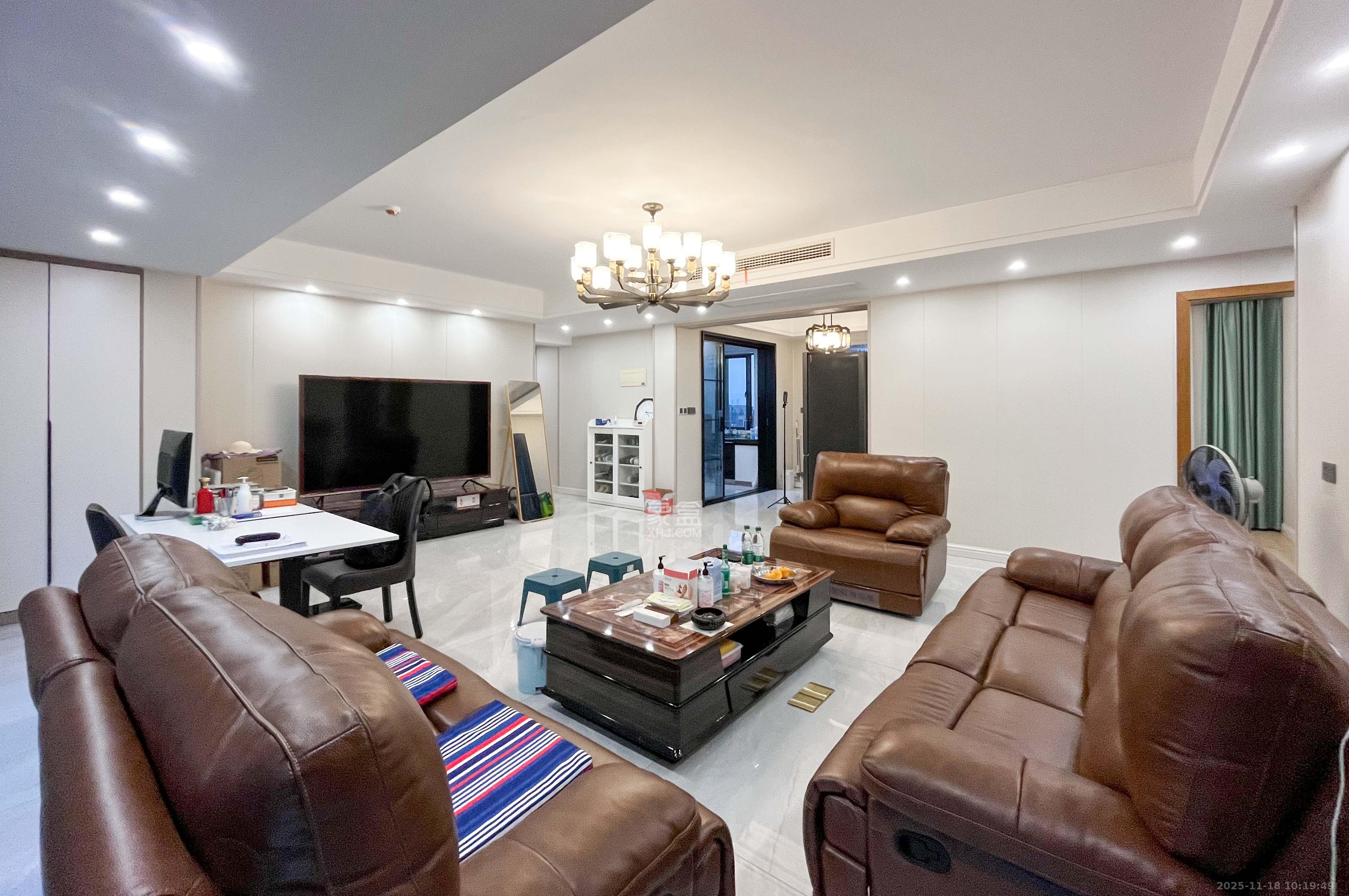 中建梅溪湖中心  3室2厅2卫    175.0万客厅