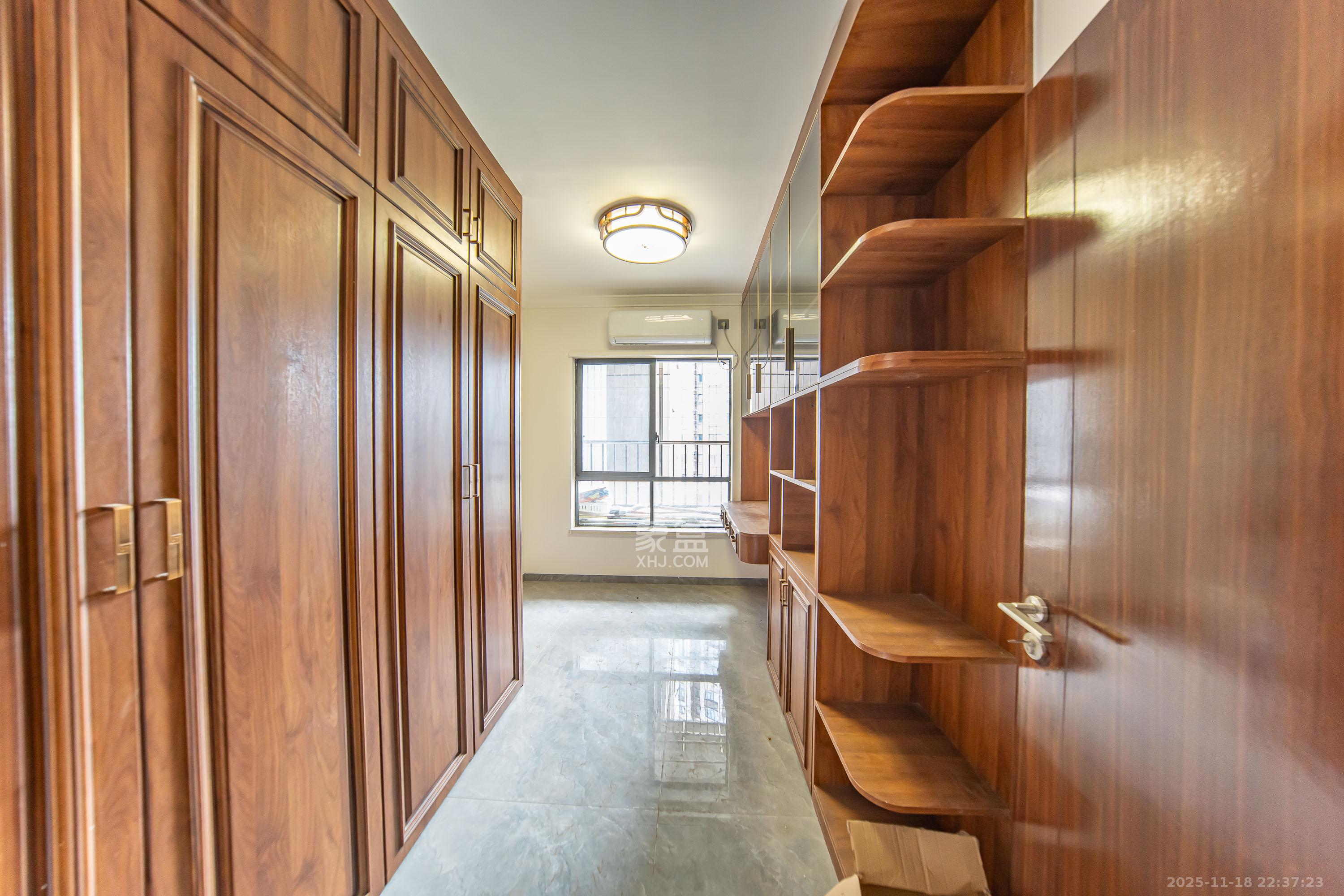 深业鹭栖府  4室2厅2卫    218.0万卧室