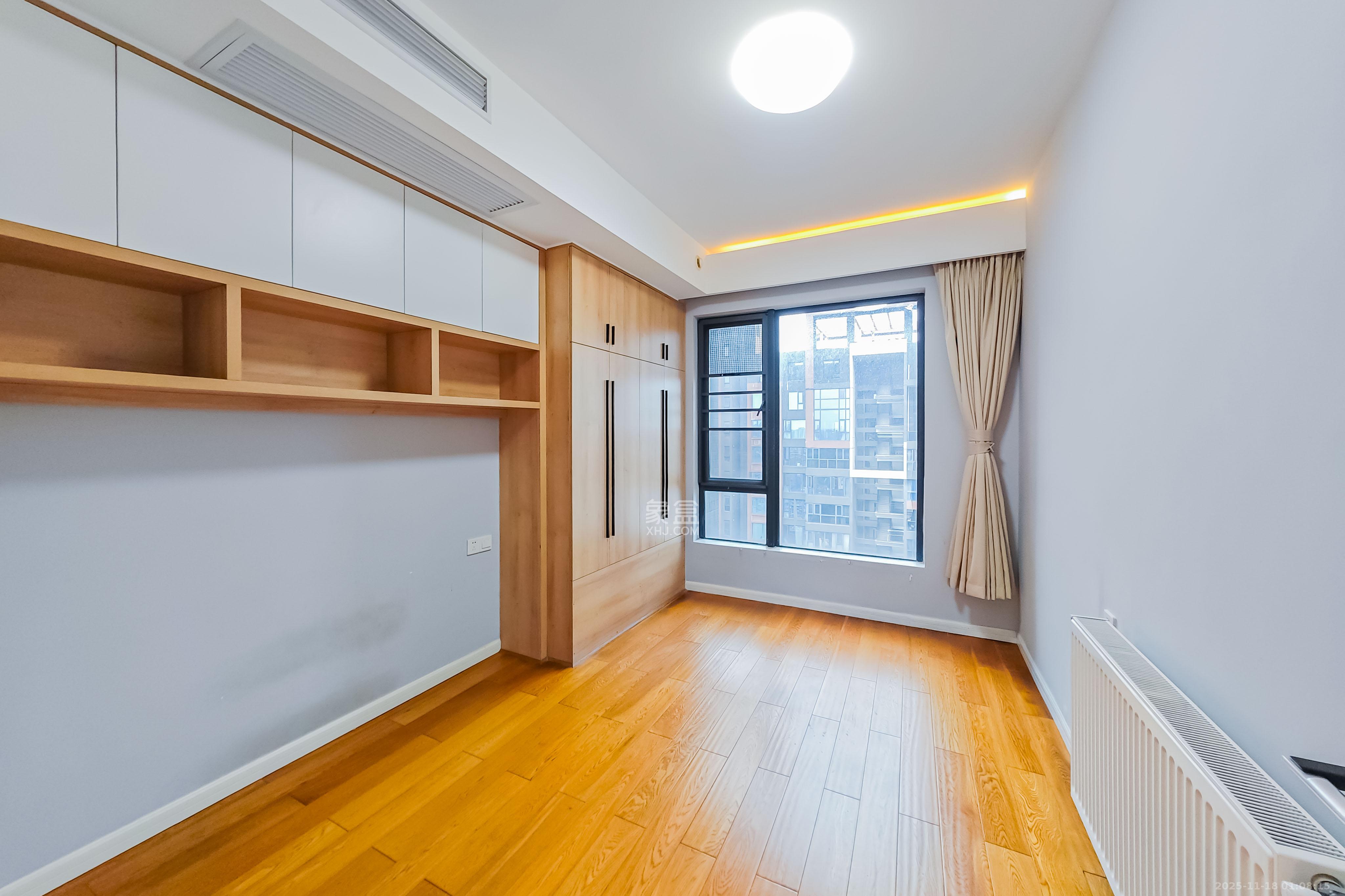 京武浪琴山一、二期  4室2厅2卫    400.0万卧室