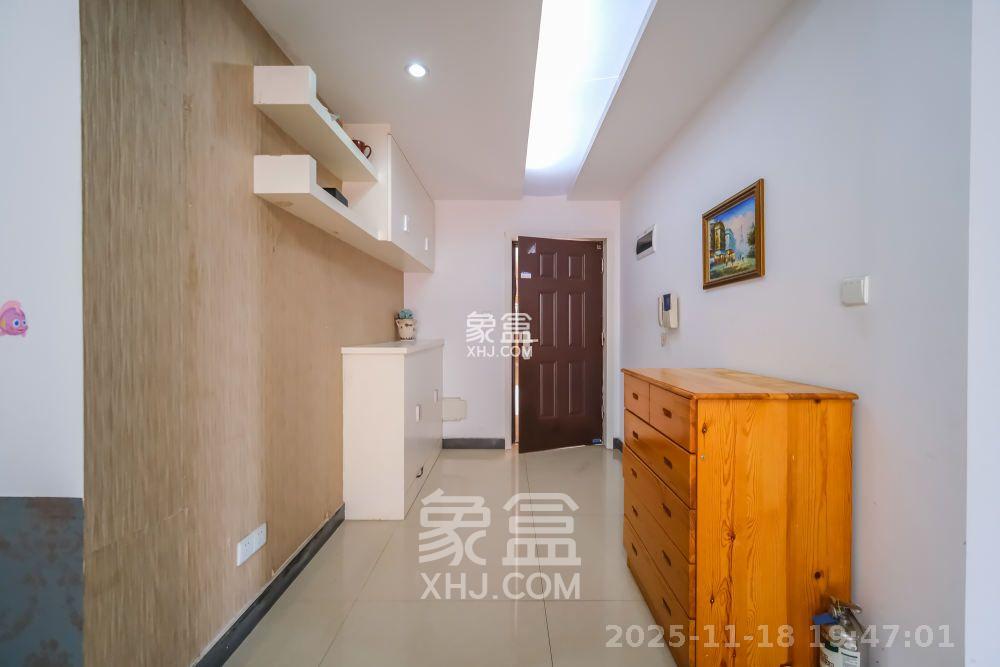 三一街区  3室2厅2卫    1900.0元/月室内图