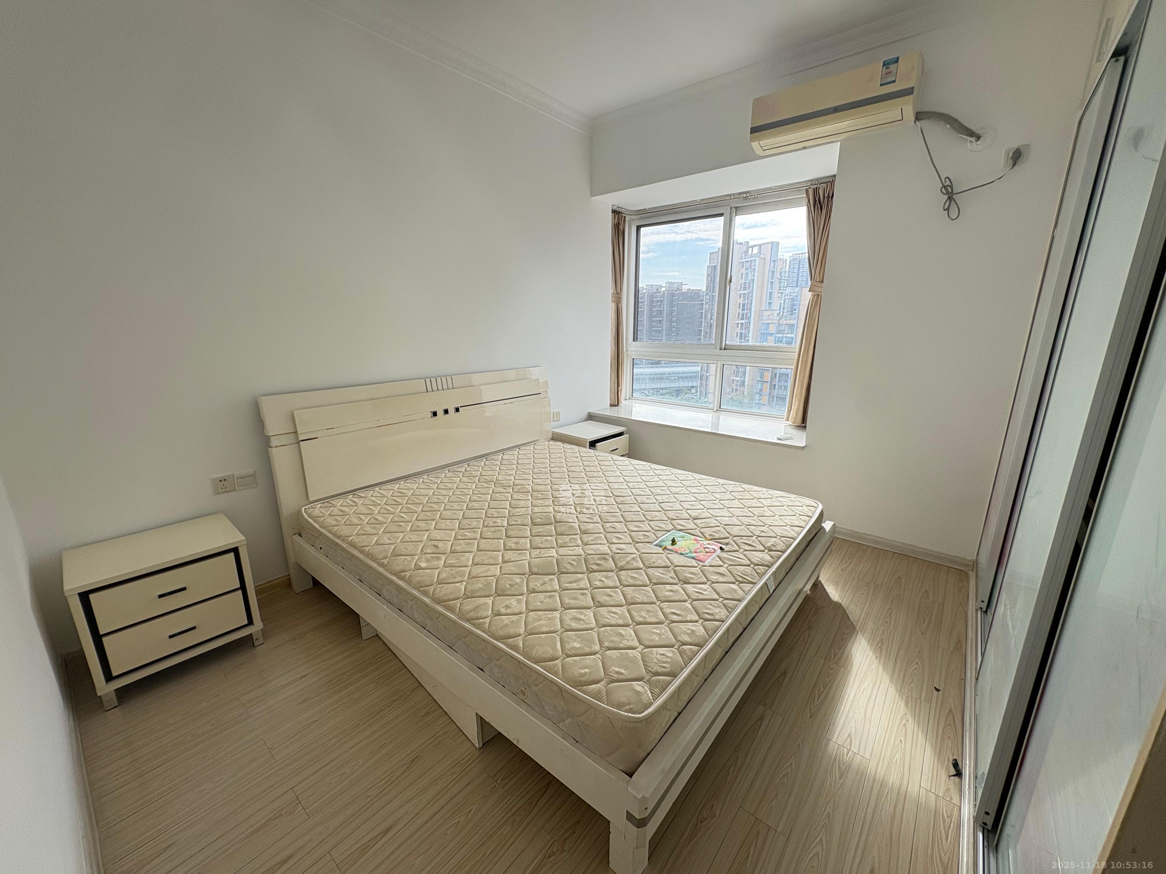 山水湾  1室2厅1卫    1600.0元/月室内图