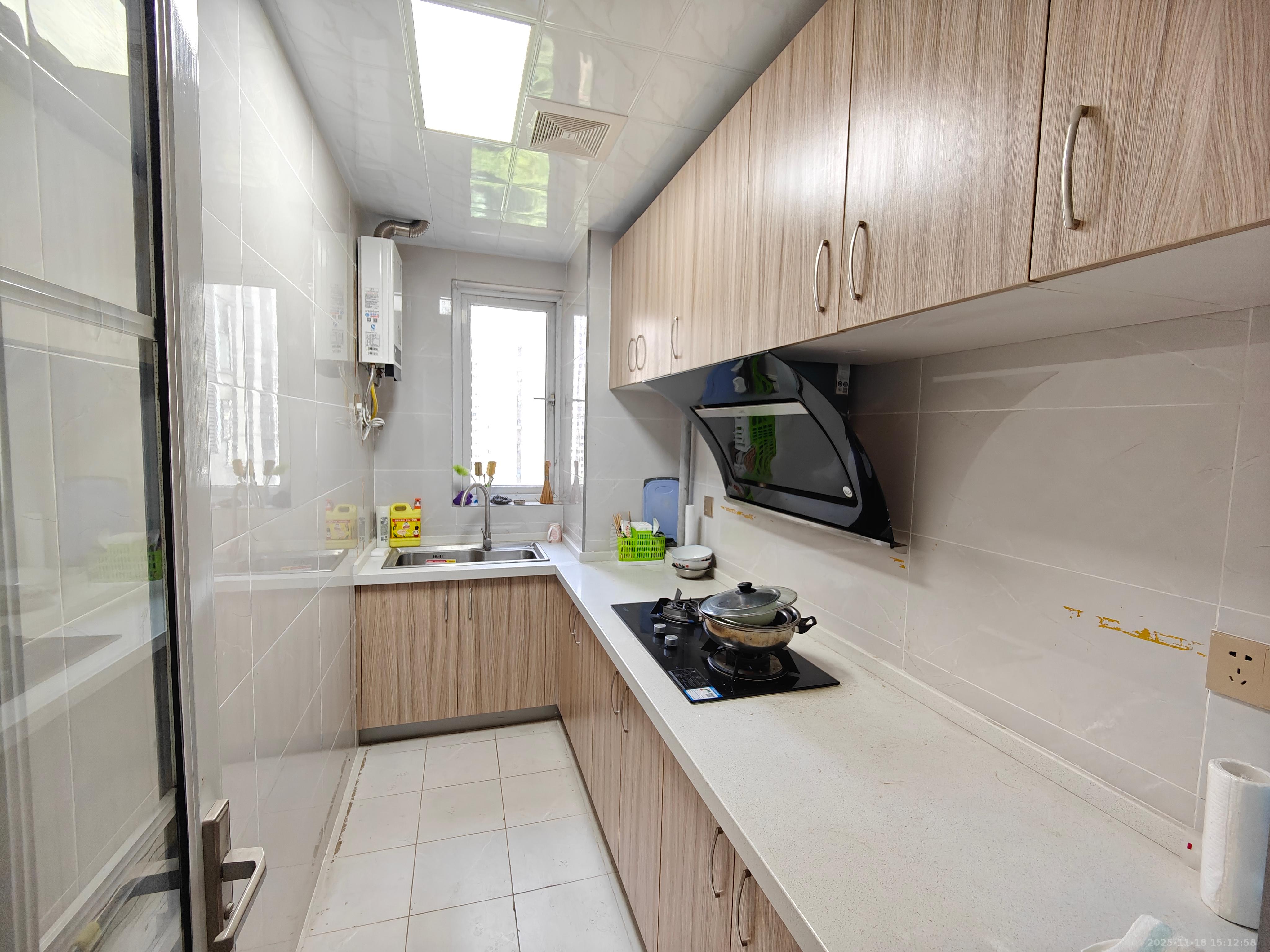 美的城四期  3室2厅2卫    2000.0元/月室内图