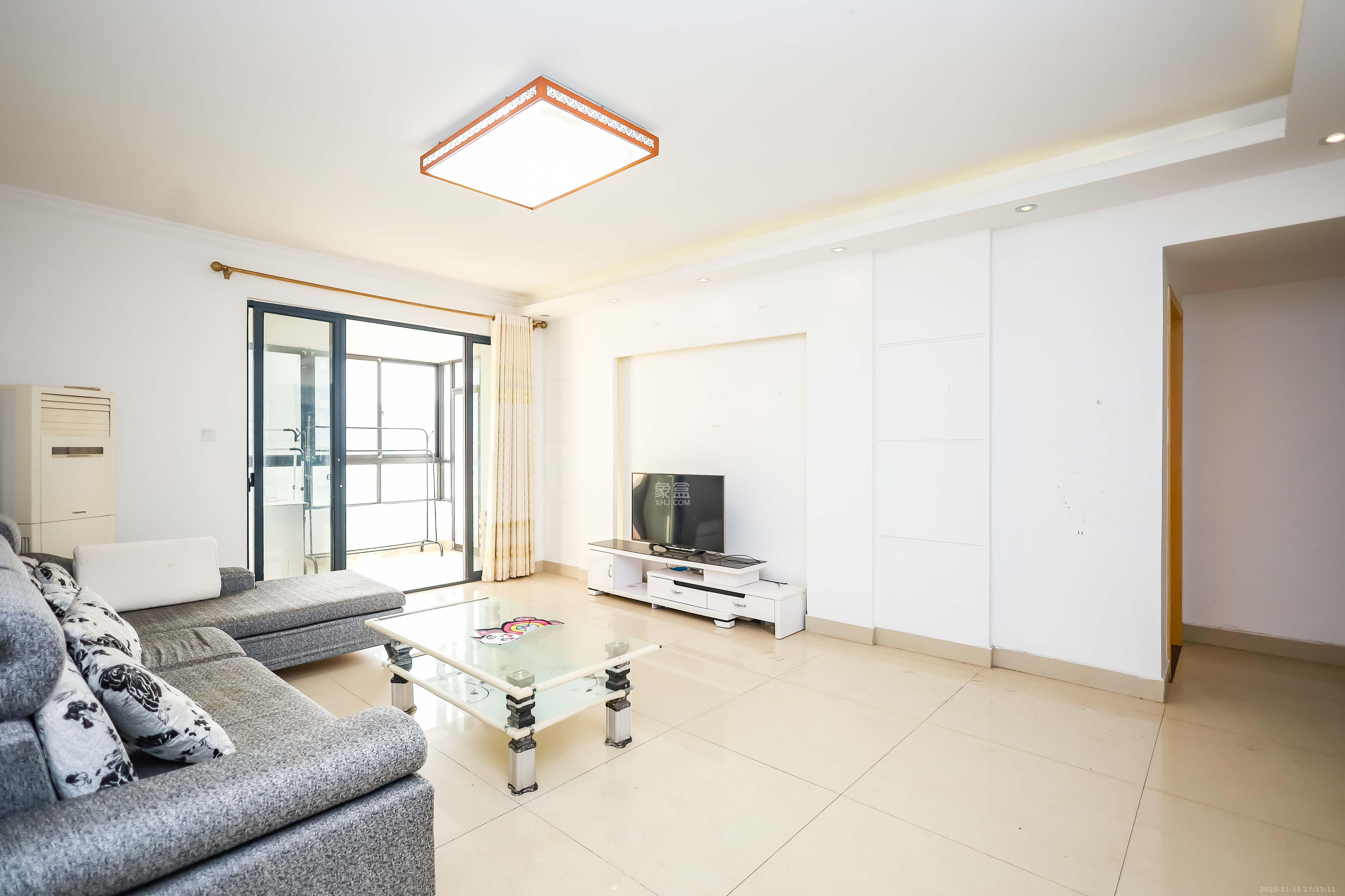 长房时代城  3室2厅2卫    118.8万客厅