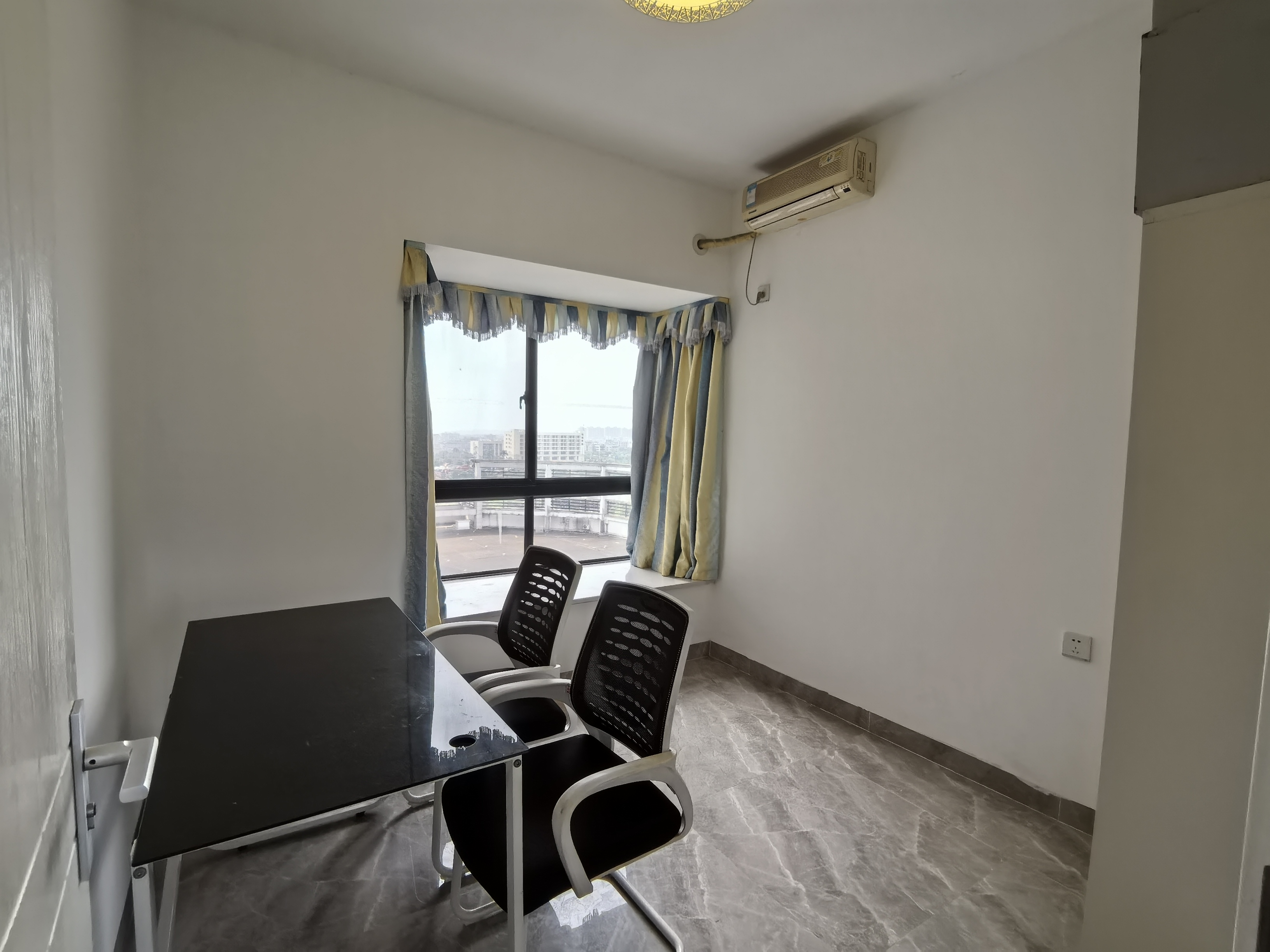 椰海家园一期  3室2厅2卫    3300.0元/月室内图