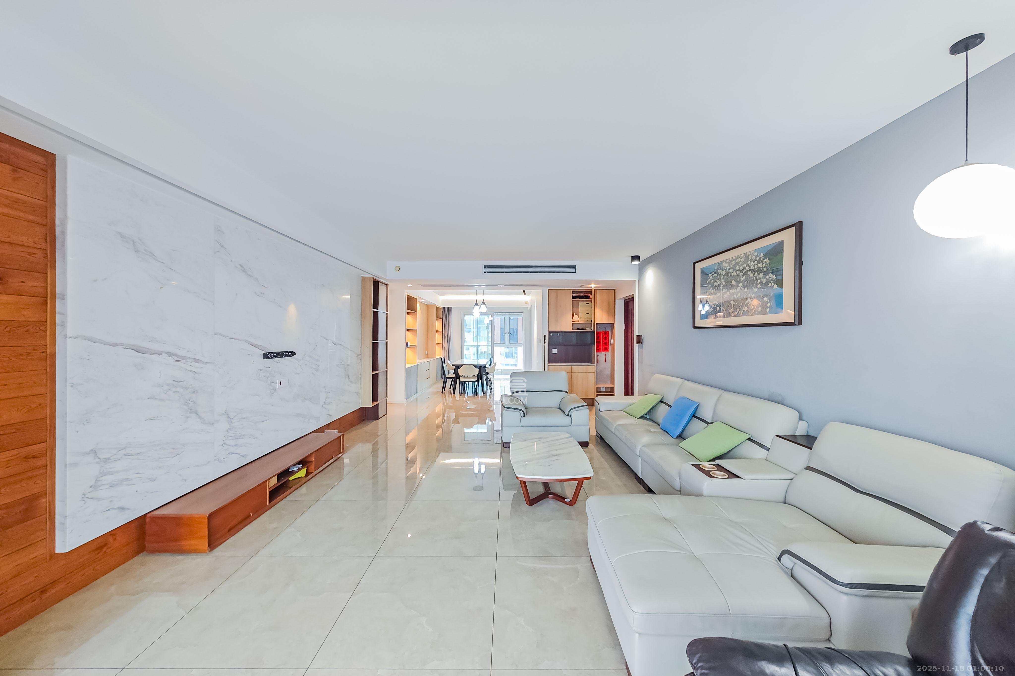 京武浪琴山一、二期 4室2厅2卫 400.0万 京武浪琴山一、二期 4室2厅2卫 400.0万客厅