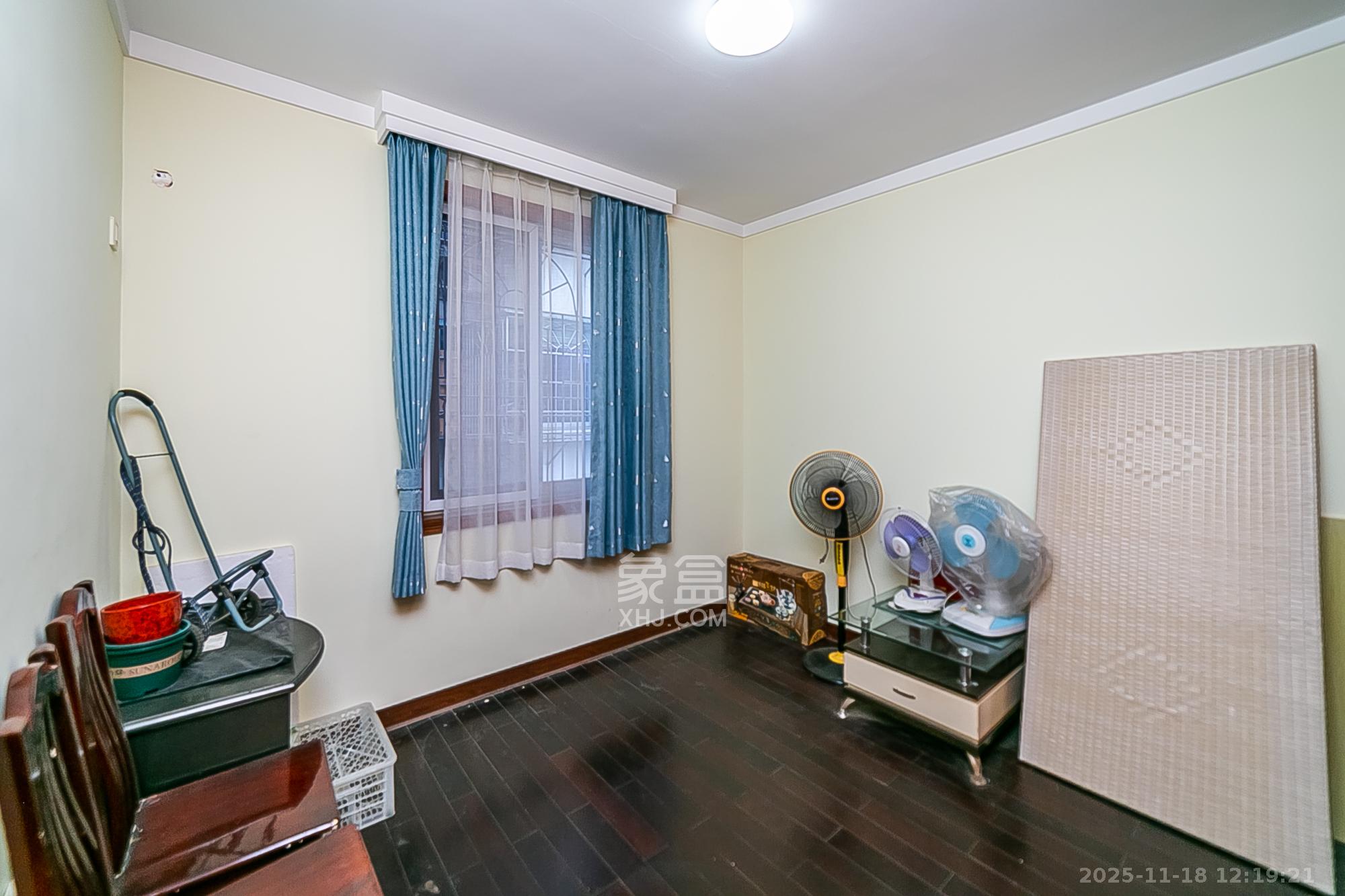 长征花园  3室2厅2卫    78.0万卧室