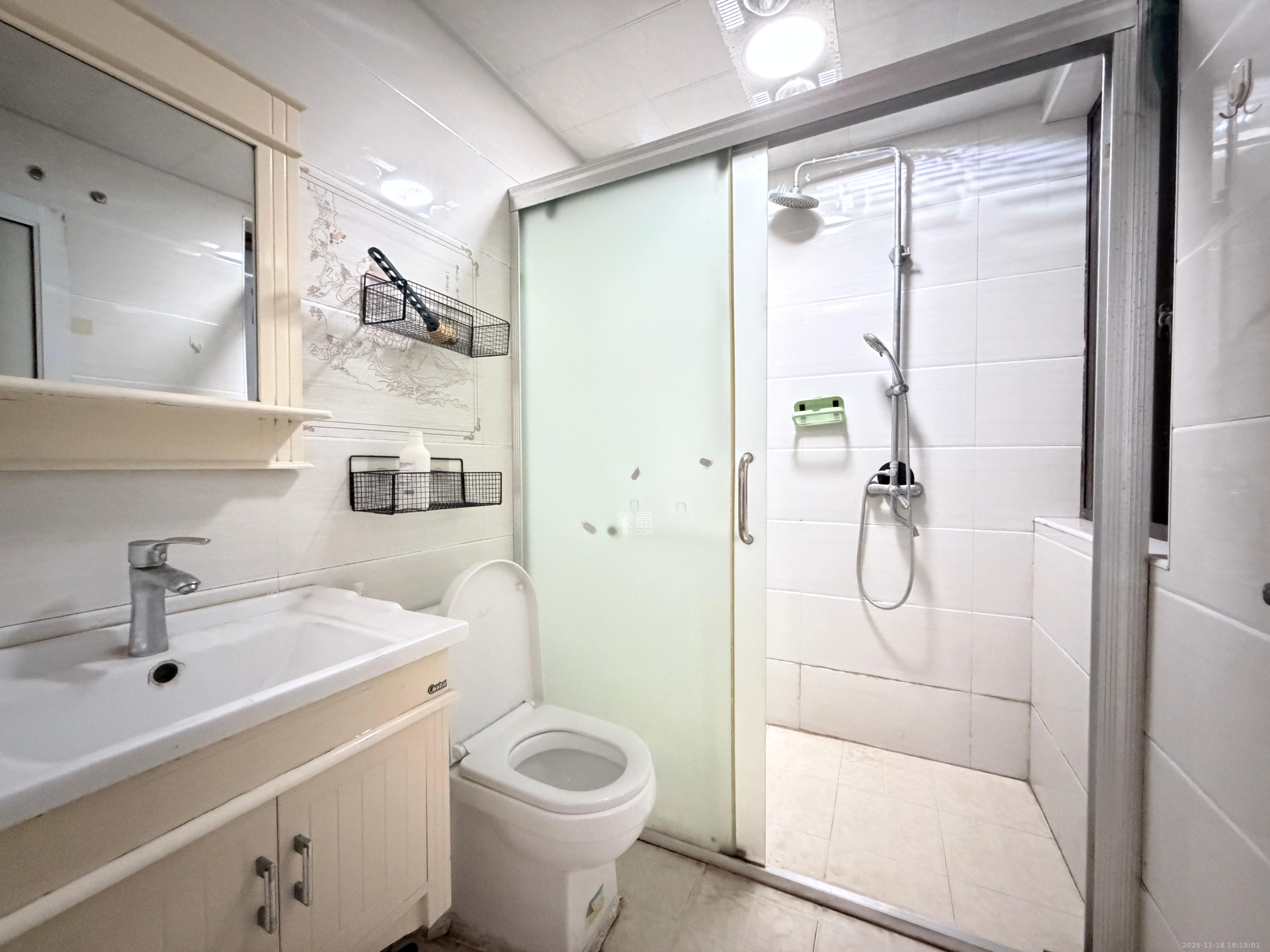 绿地中央广场  3室2厅1卫    2500.0元/月室内图