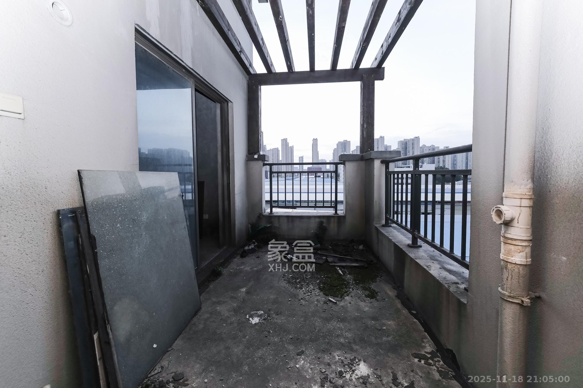 艾美潇湘 3室2厅2卫 73.8万 艾美潇湘 3室2厅2卫 73.8万阳台