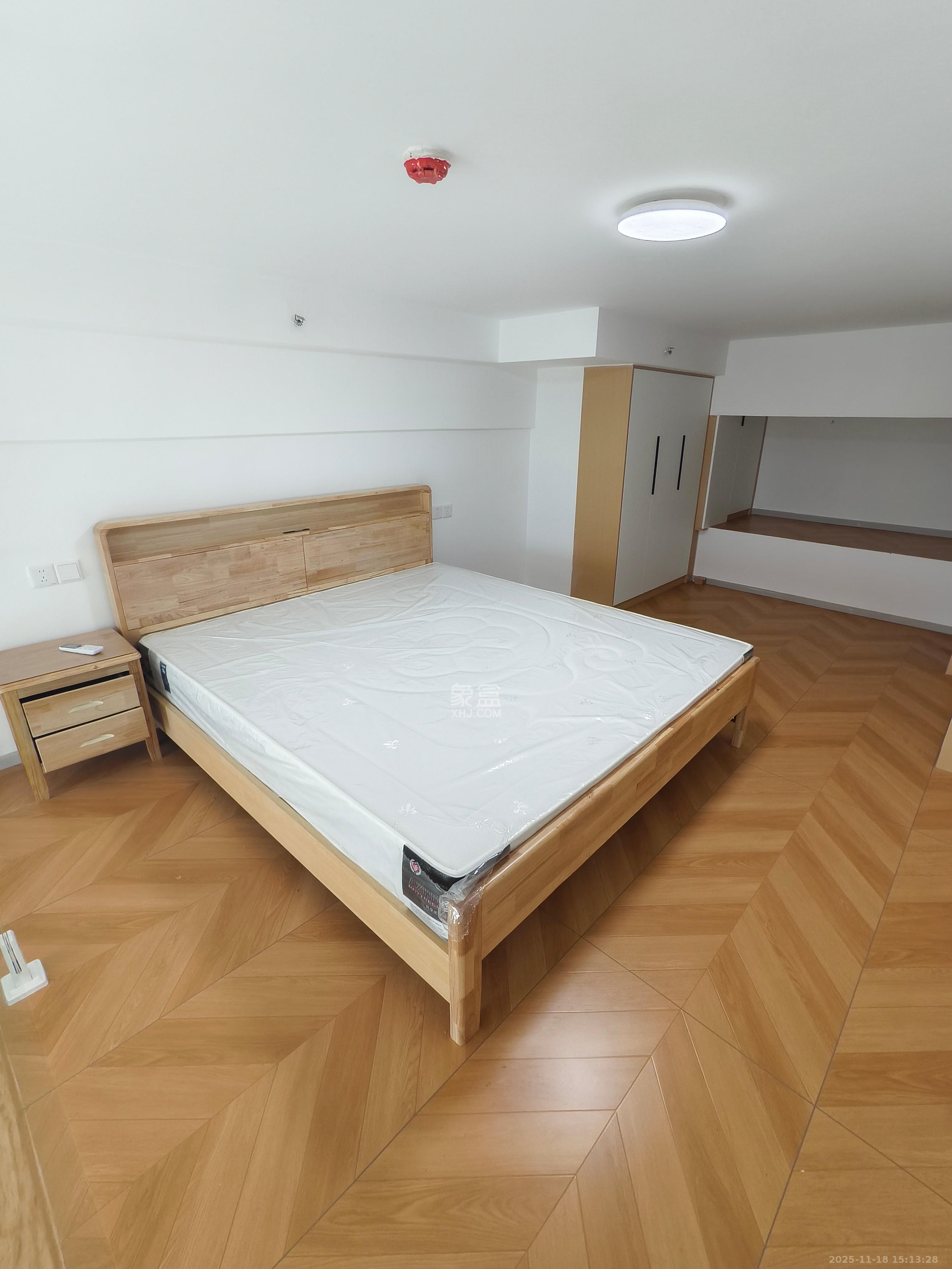 绿地V岛  1室1厅1卫    2300.0元/月室内图