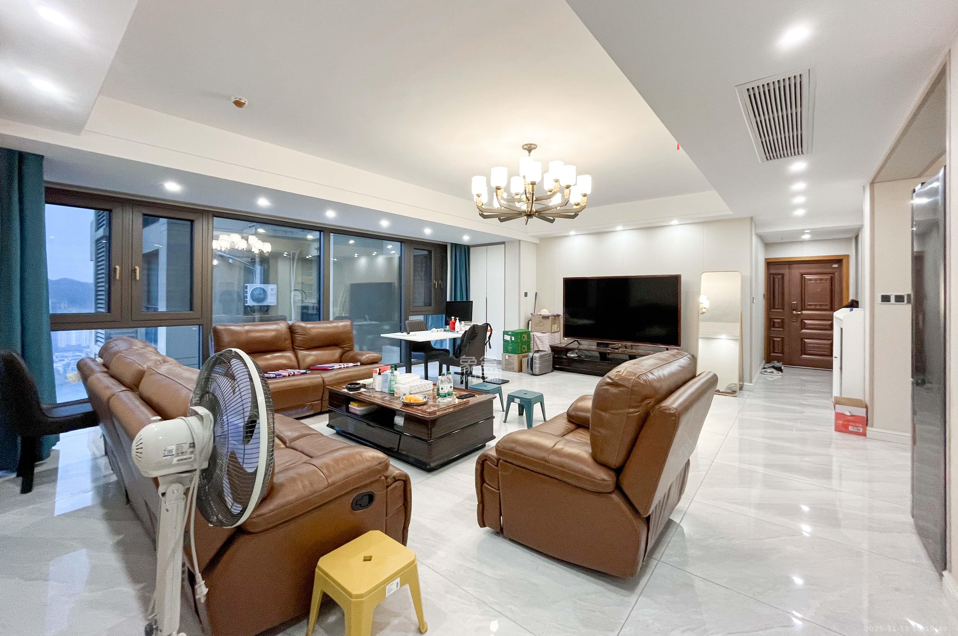 中建梅溪湖中心  3室2厅2卫    175.0万客厅