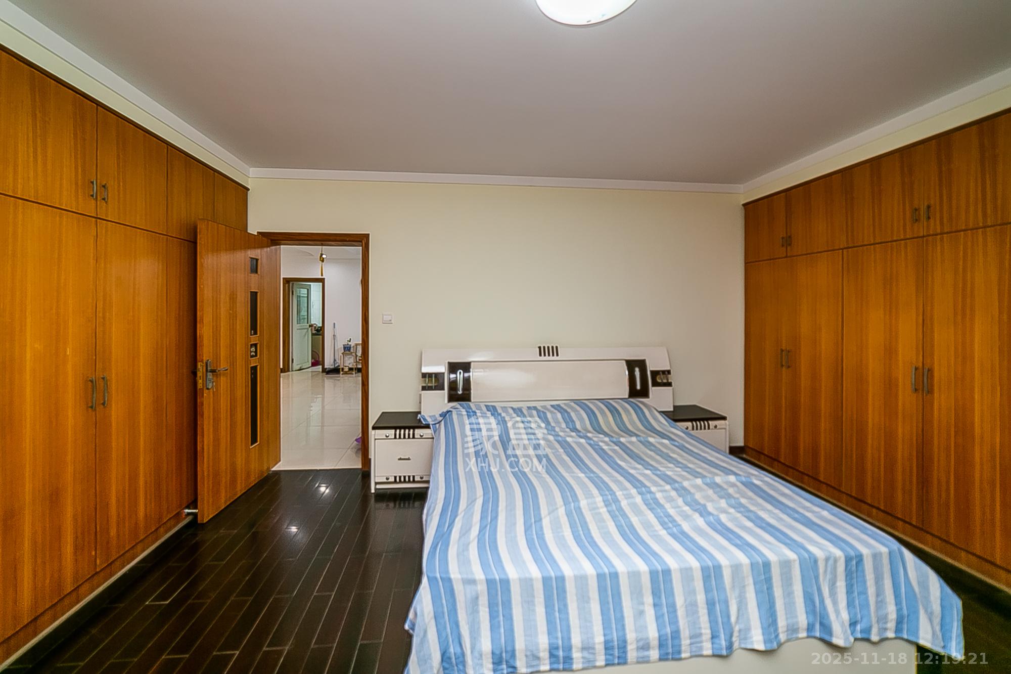 长征花园  3室2厅2卫    78.0万卧室