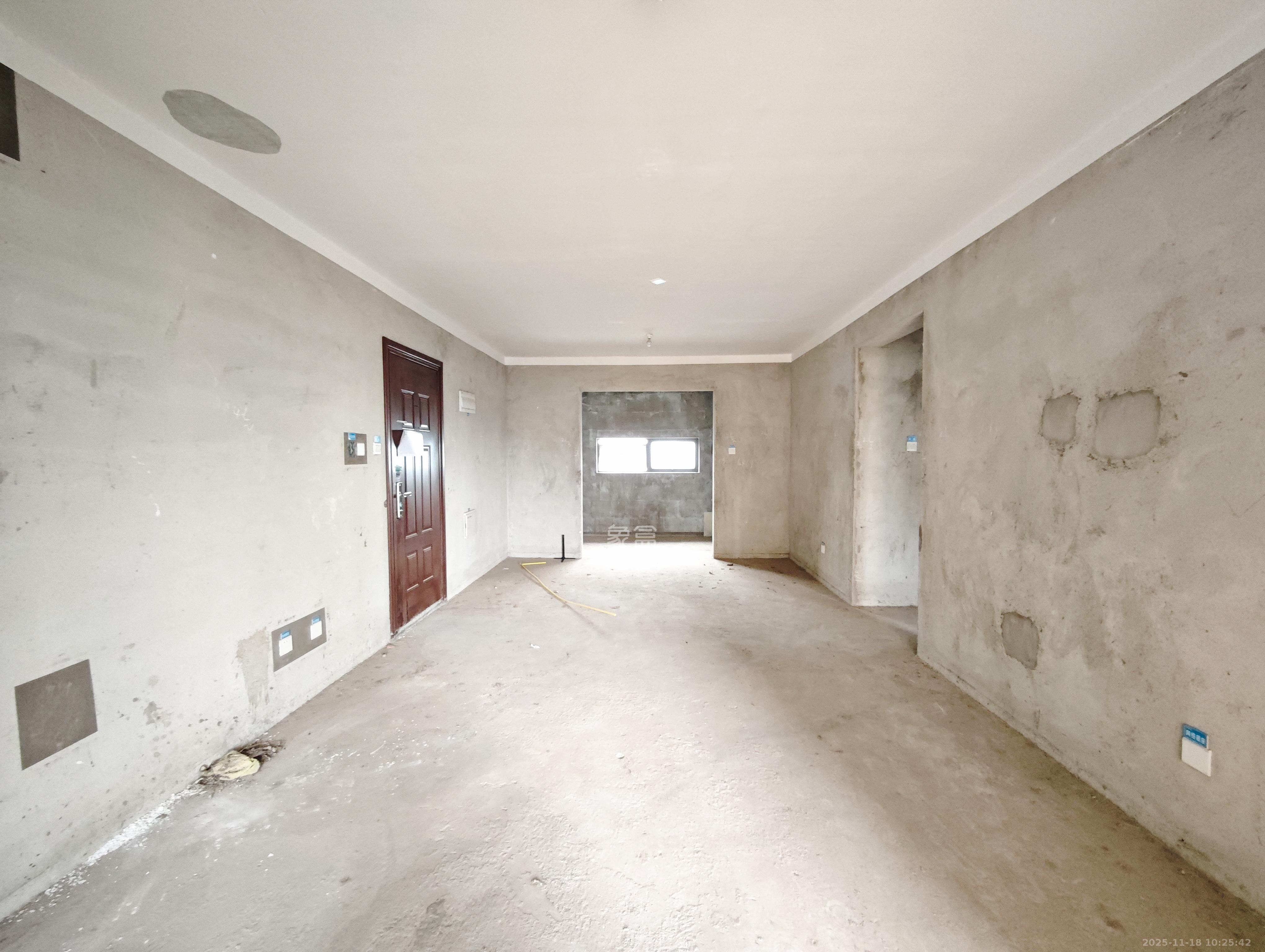 保利城（中航城国际社区、郡原美村）  4室2厅2卫    95.0万客厅