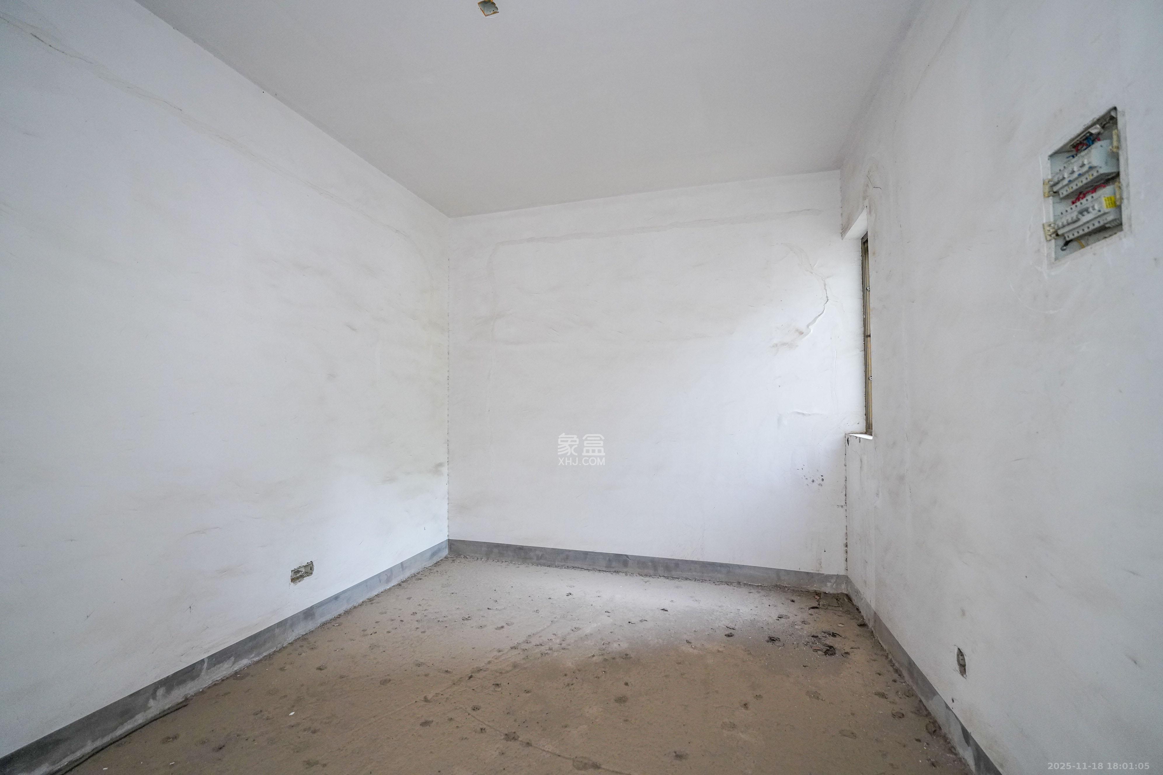 金汇园（鄱馨苑、省国税局单位房）  6室2厅3卫    482.8万客厅