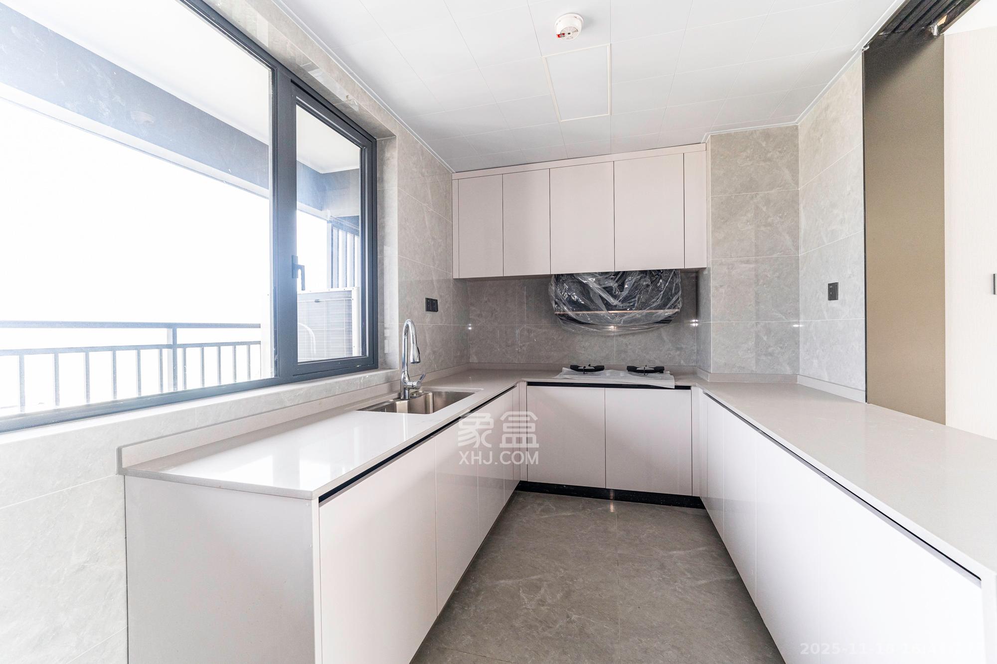 万科松湖天地  4室2厅3卫    268.8万厨房