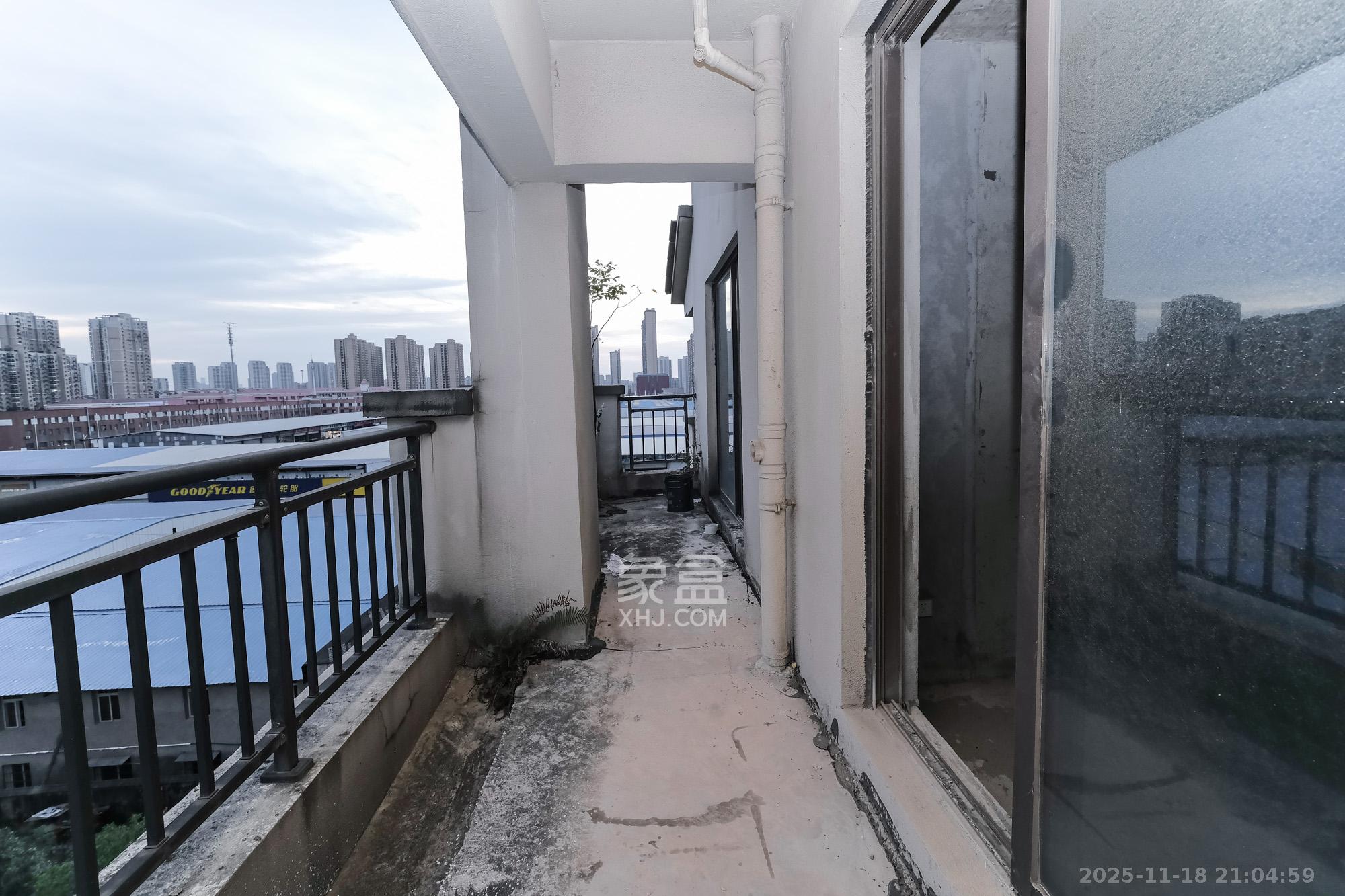 艾美潇湘 3室2厅2卫 73.8万 艾美潇湘 3室2厅2卫 73.8万阳台