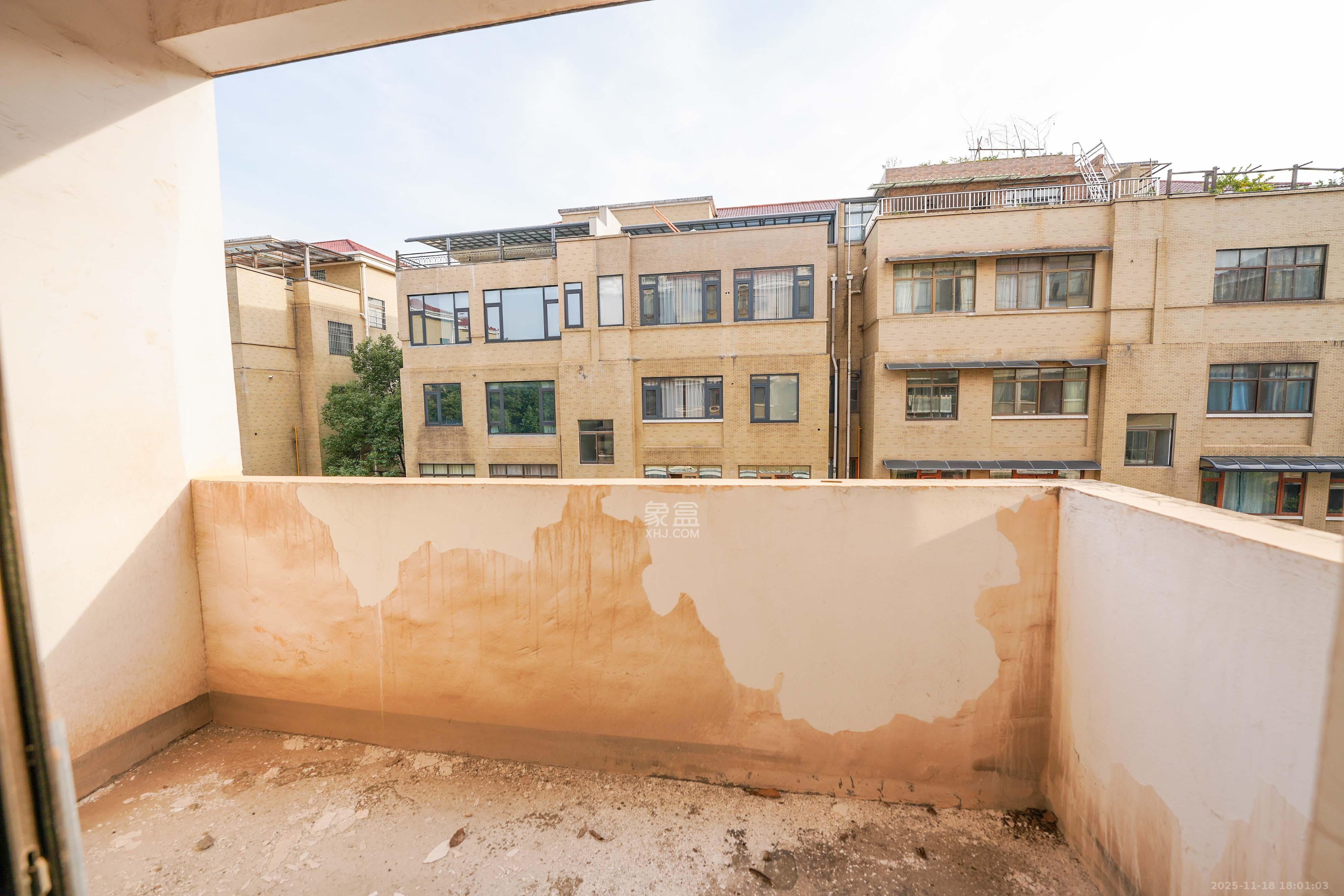 金汇园（鄱馨苑、省国税局单位房）  6室2厅3卫    482.8万阳台