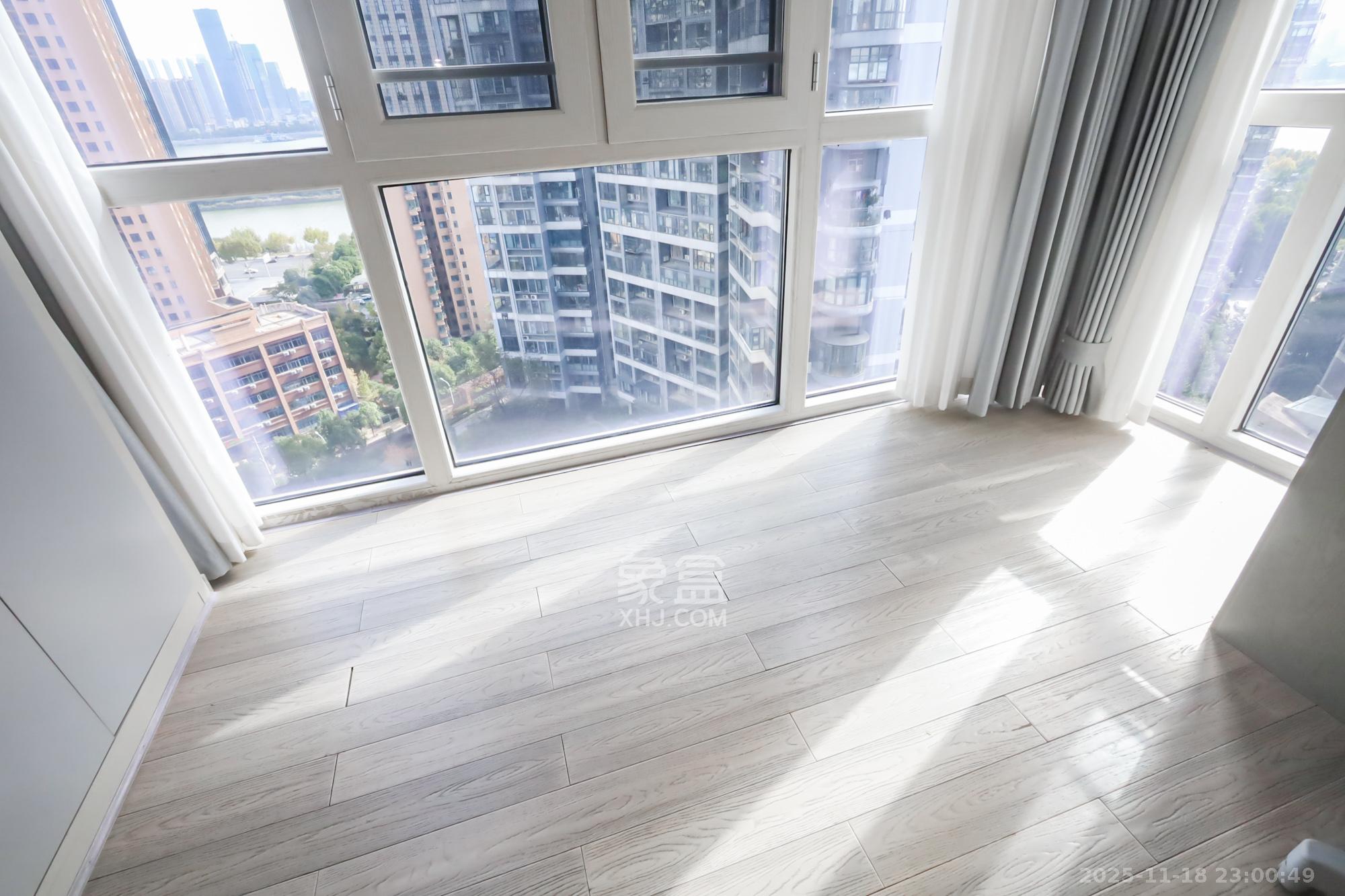 华韵城市海岸(城市水岸苑) 5室2厅3卫 210.0万 华韵城市海岸(城市水岸苑) 5室2厅3卫 210.0万阳台