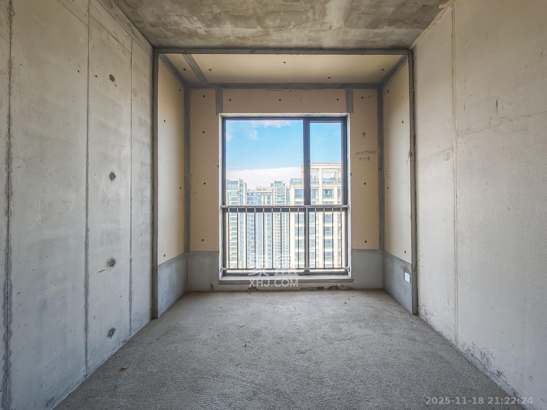 秀峰一品  4室2厅2卫    130.0万卧室