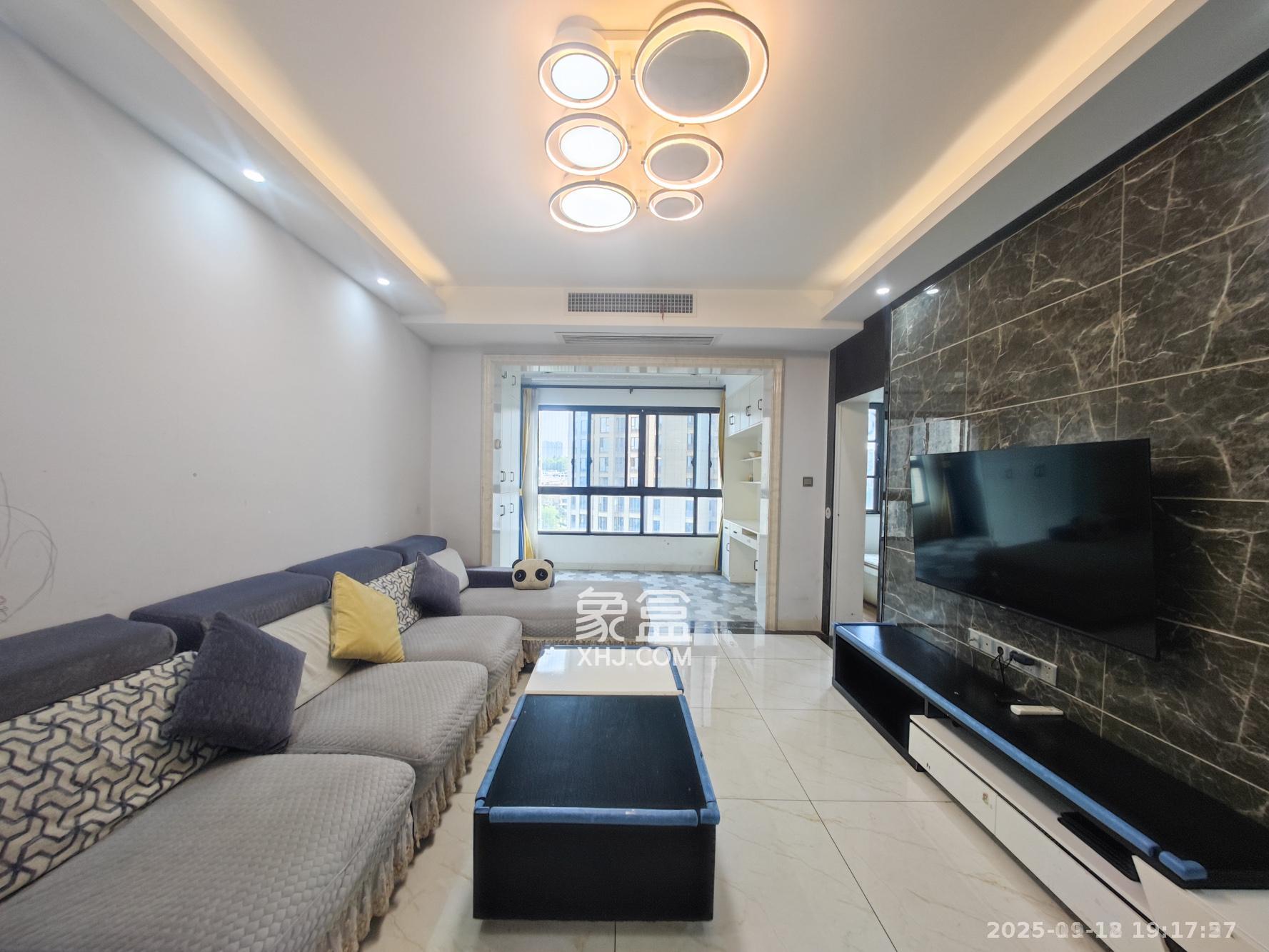 长房半岛蓝湾(观山月) 3室2厅1卫 2600.0元/月 长房半岛蓝湾(观山月) 3室2厅1卫 2600.0元/月室内图