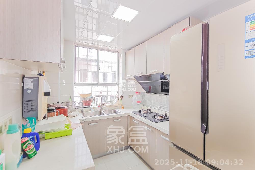 南建公寓  3室2厅2卫    2000.0元/月室内图