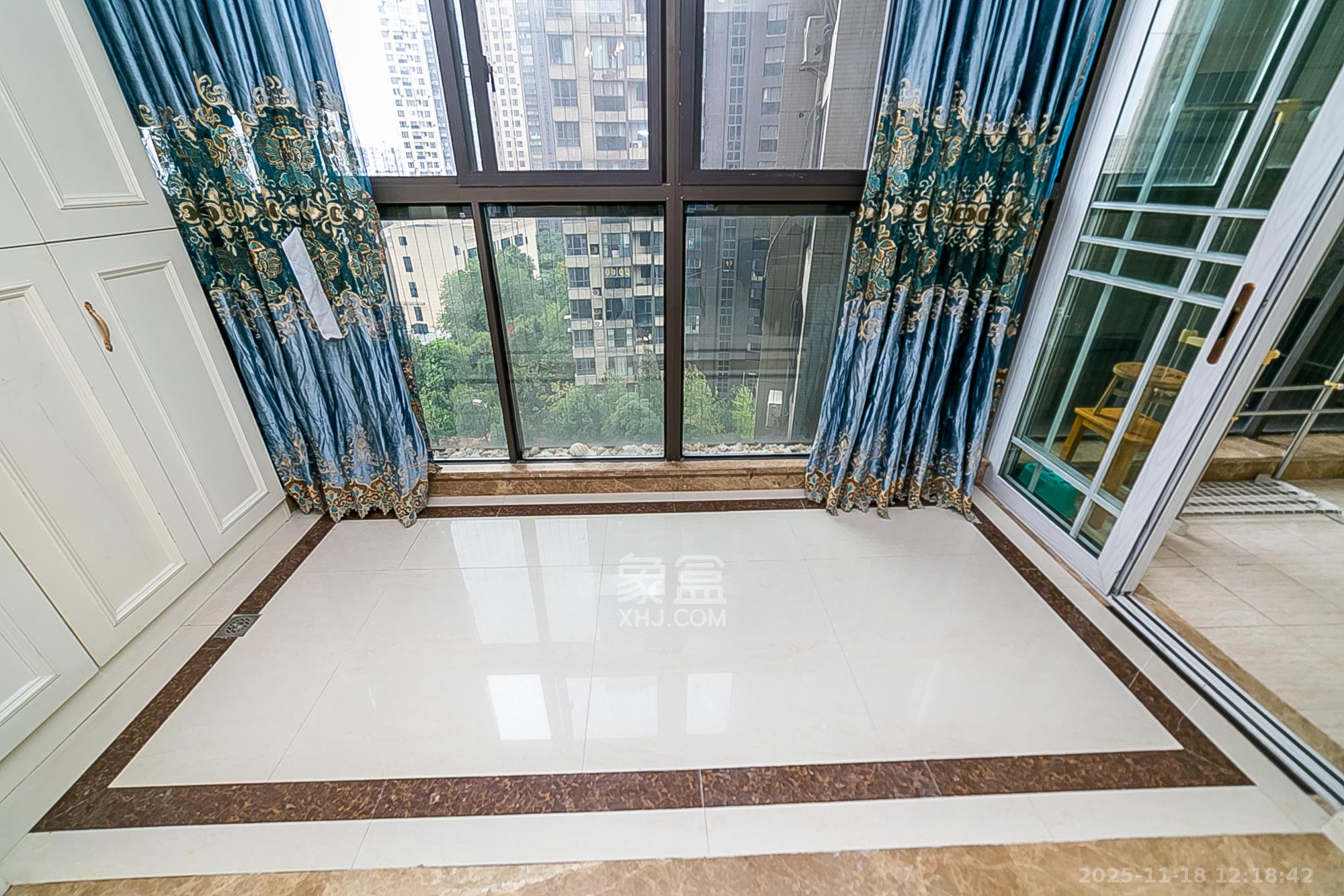 通用时代国际社区  3室2厅2卫    108.0万阳台