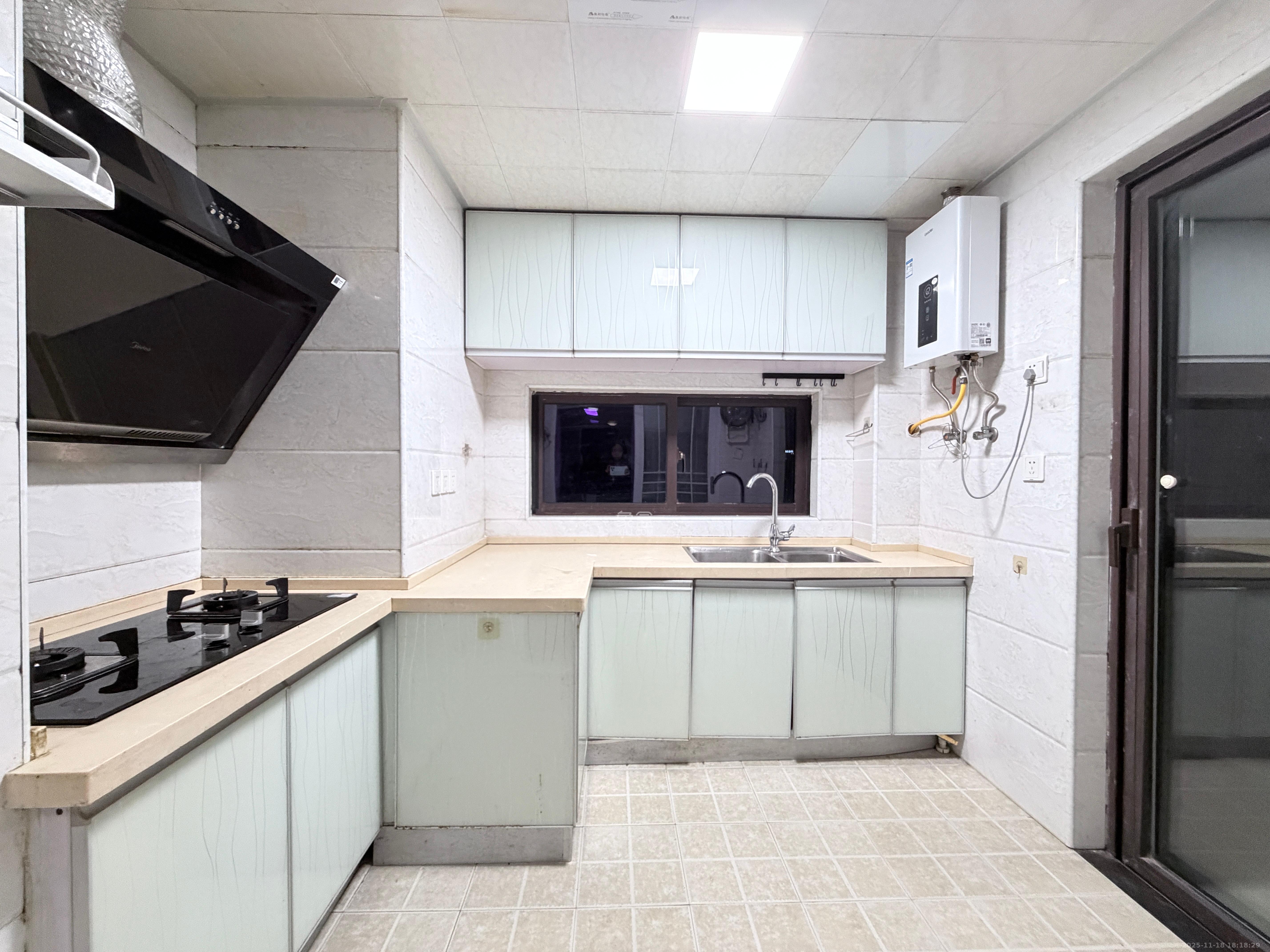 绿地中央广场  3室2厅1卫    2500.0元/月室内图