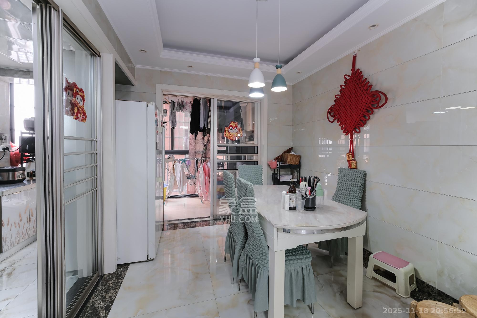 盛地尊域  3室2厅2卫    75.0万客厅