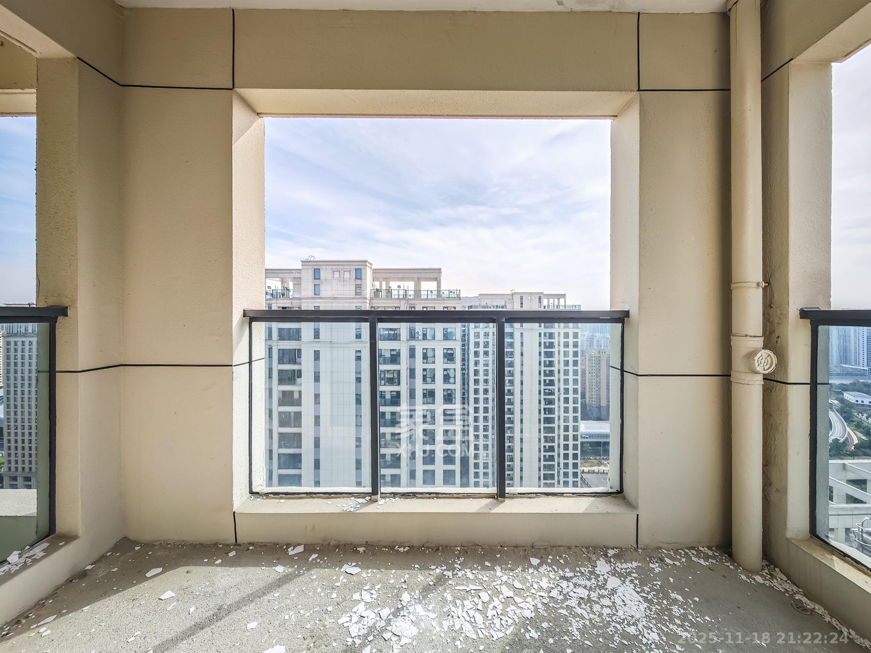 秀峰一品 4室2厅2卫 130.0万 秀峰一品 4室2厅2卫 130.0万阳台