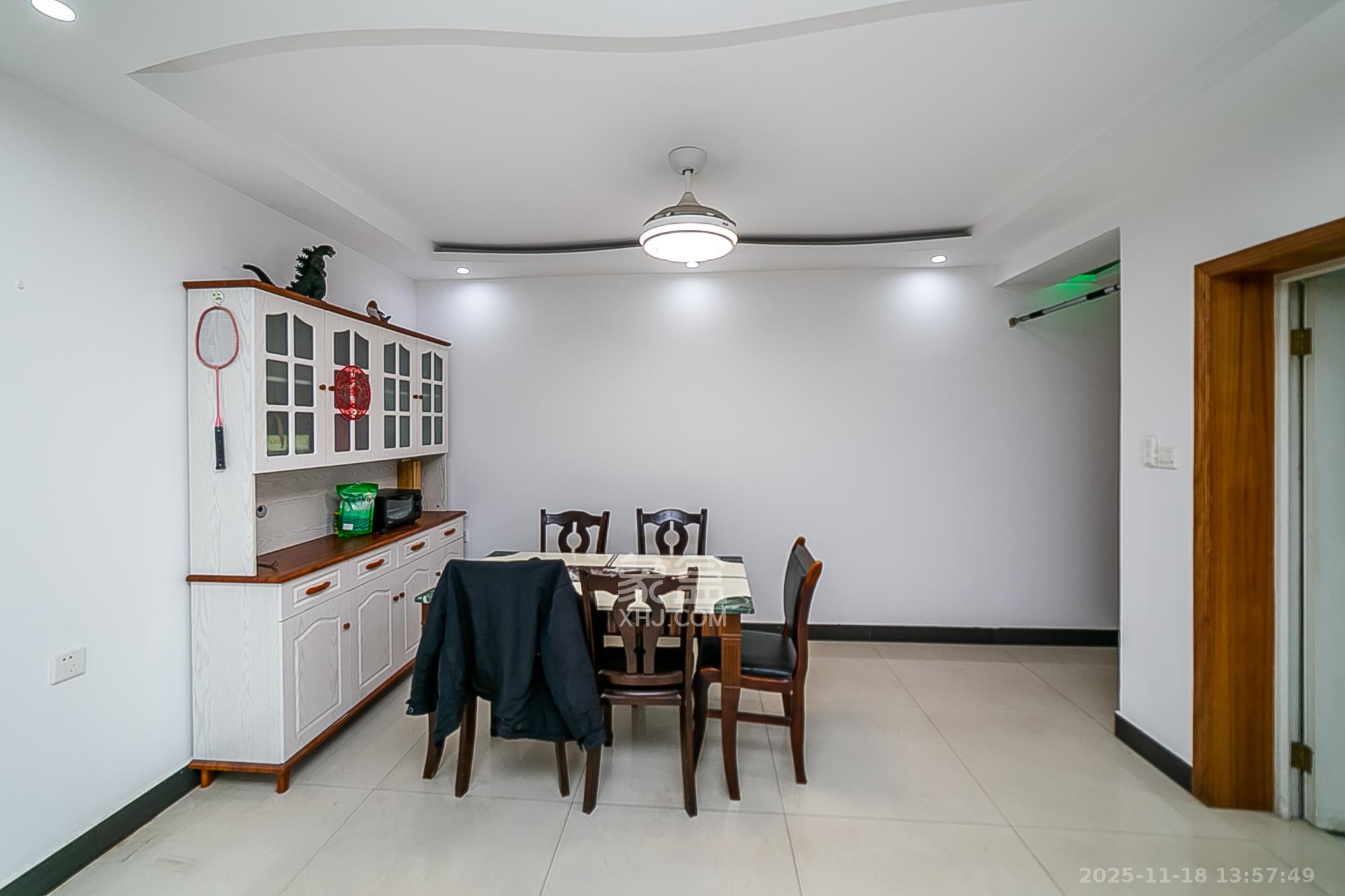 长征花园  3室2厅2卫    2200.0元/月室内图