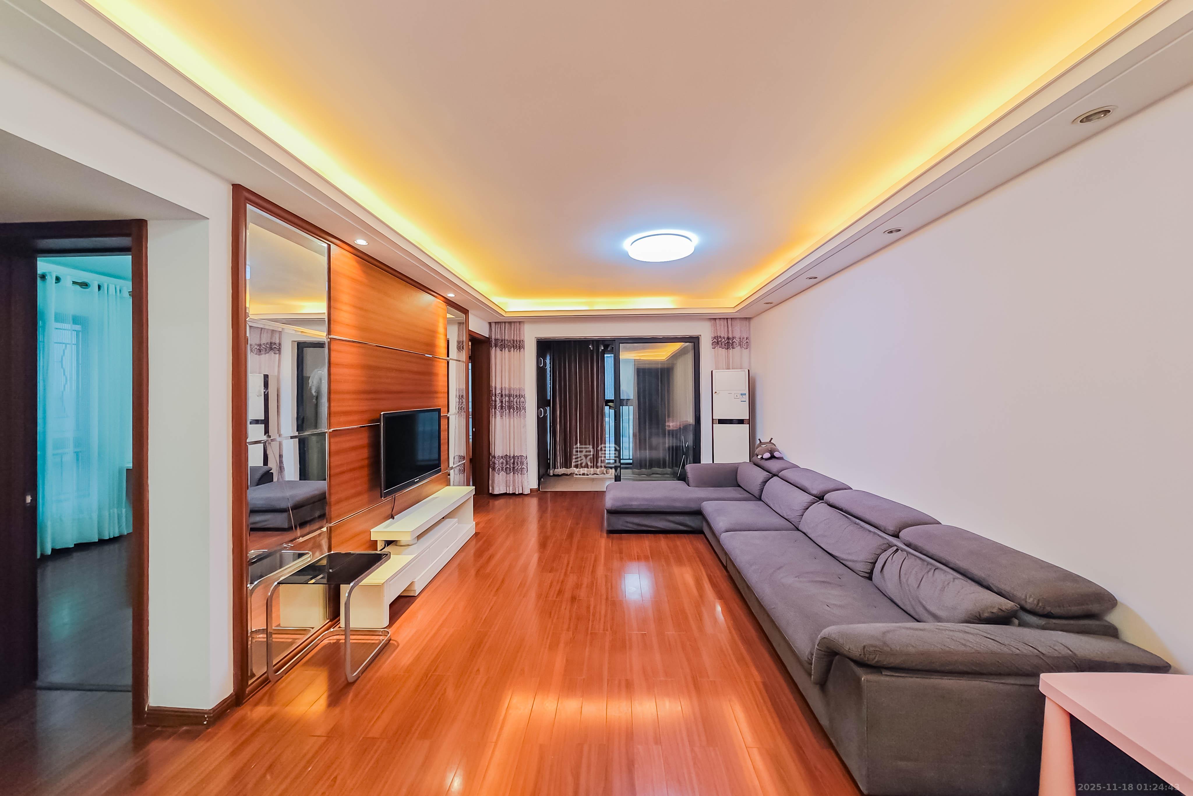 万科金域华府一期  3室2厅1卫    105.0万客厅