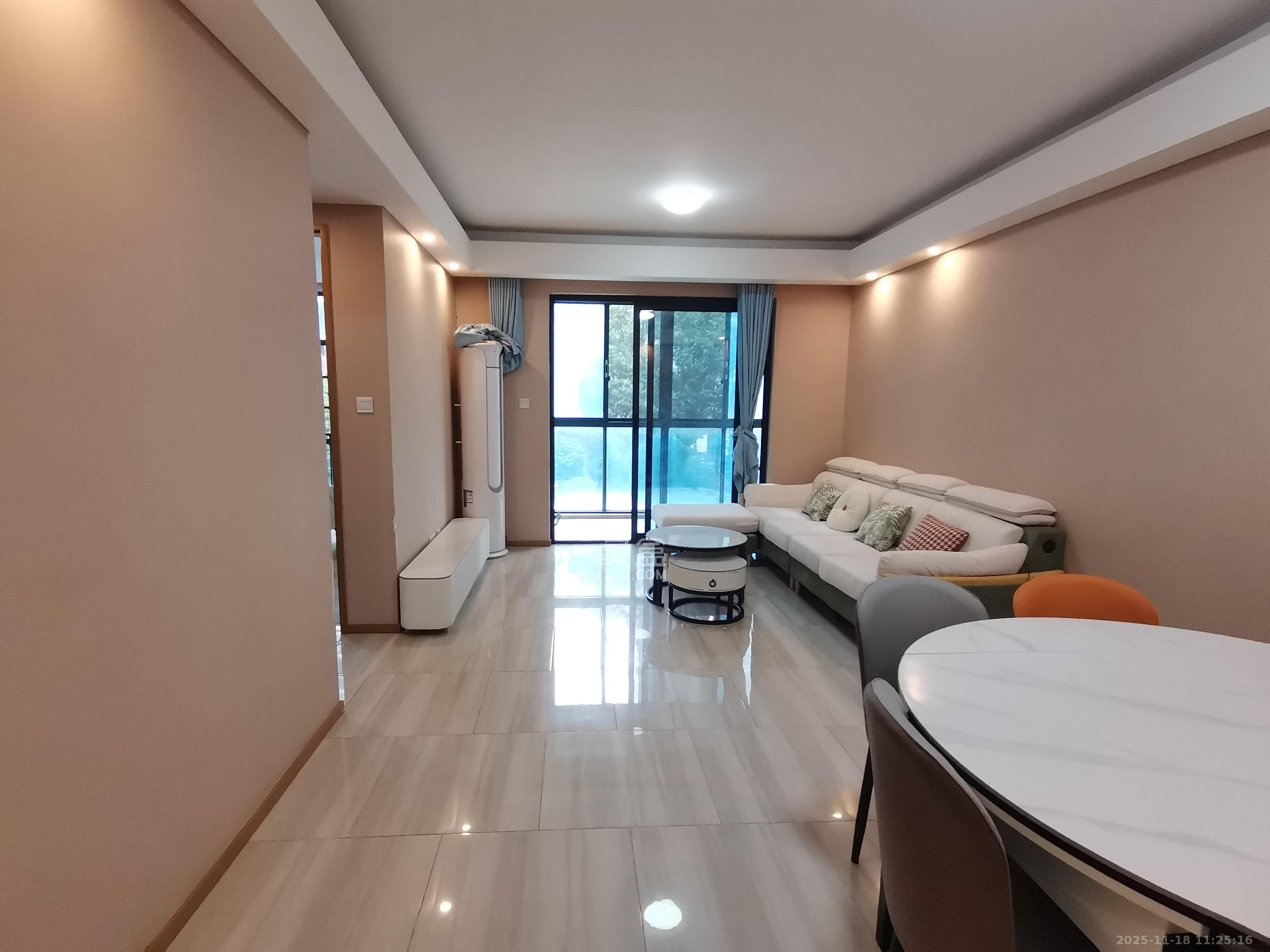 阳光100一期、四五期  1室2厅2卫    2700.0元/月