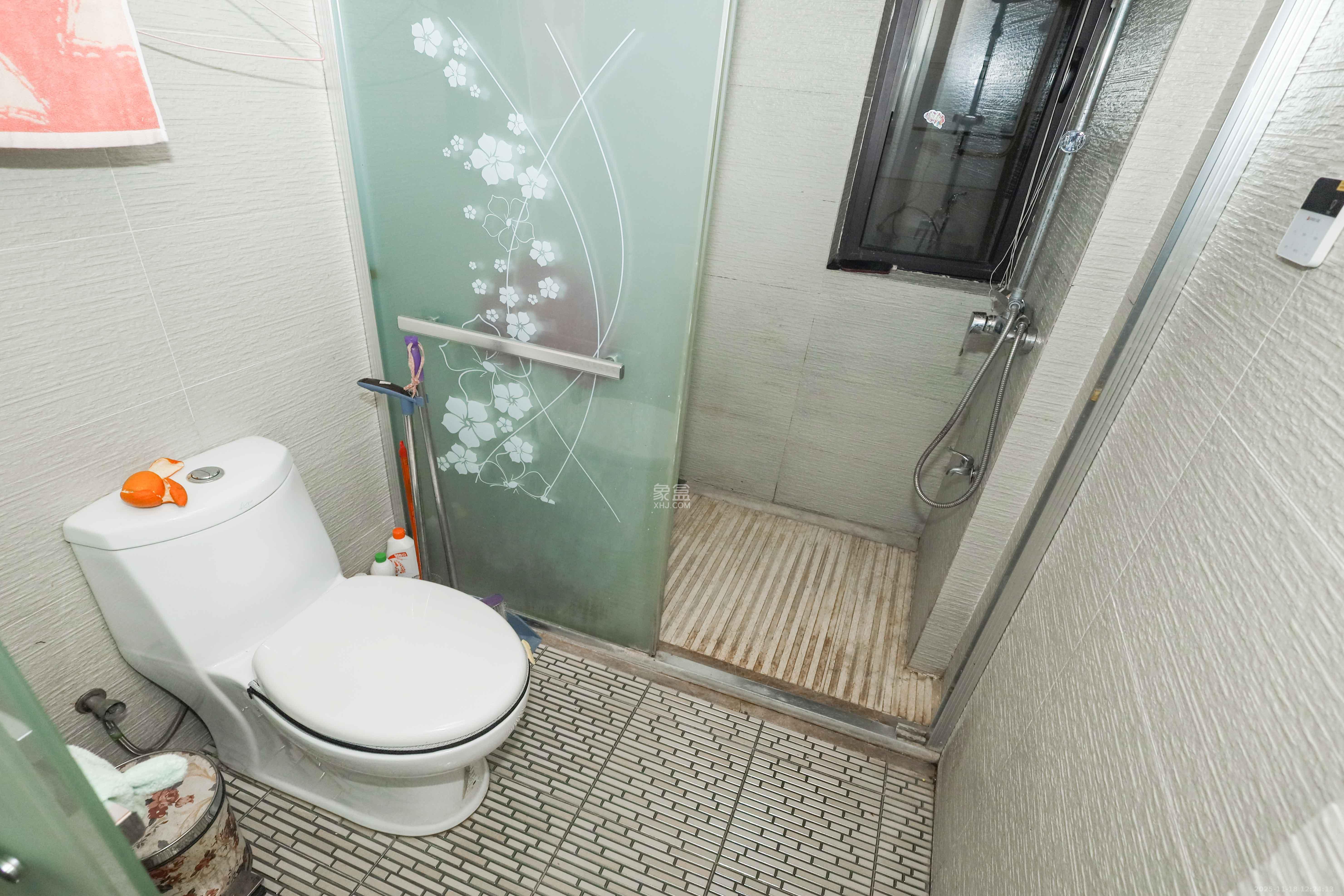 保利麓谷林语D区 3室2厅2卫 199.0万 保利麓谷林语D区 3室2厅2卫 199.0万卫生间