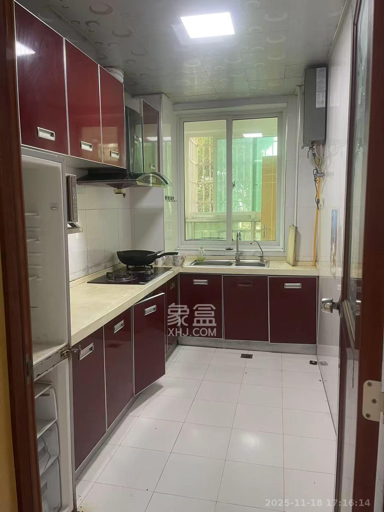 麓谷加州阳光  3室2厅2卫    2300.0元/月室内图