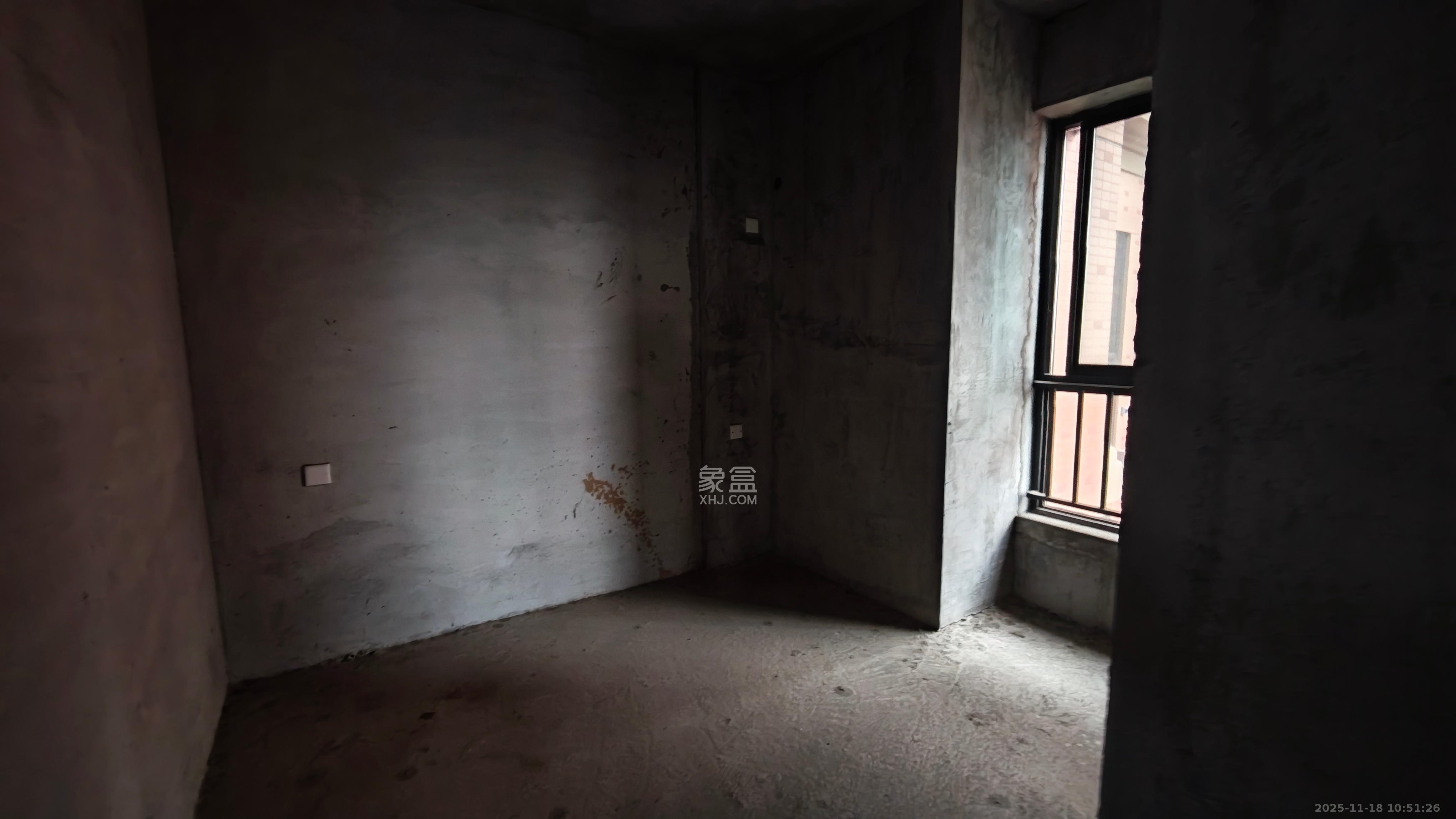 华雅花园  3室2厅2卫    49.0万客厅