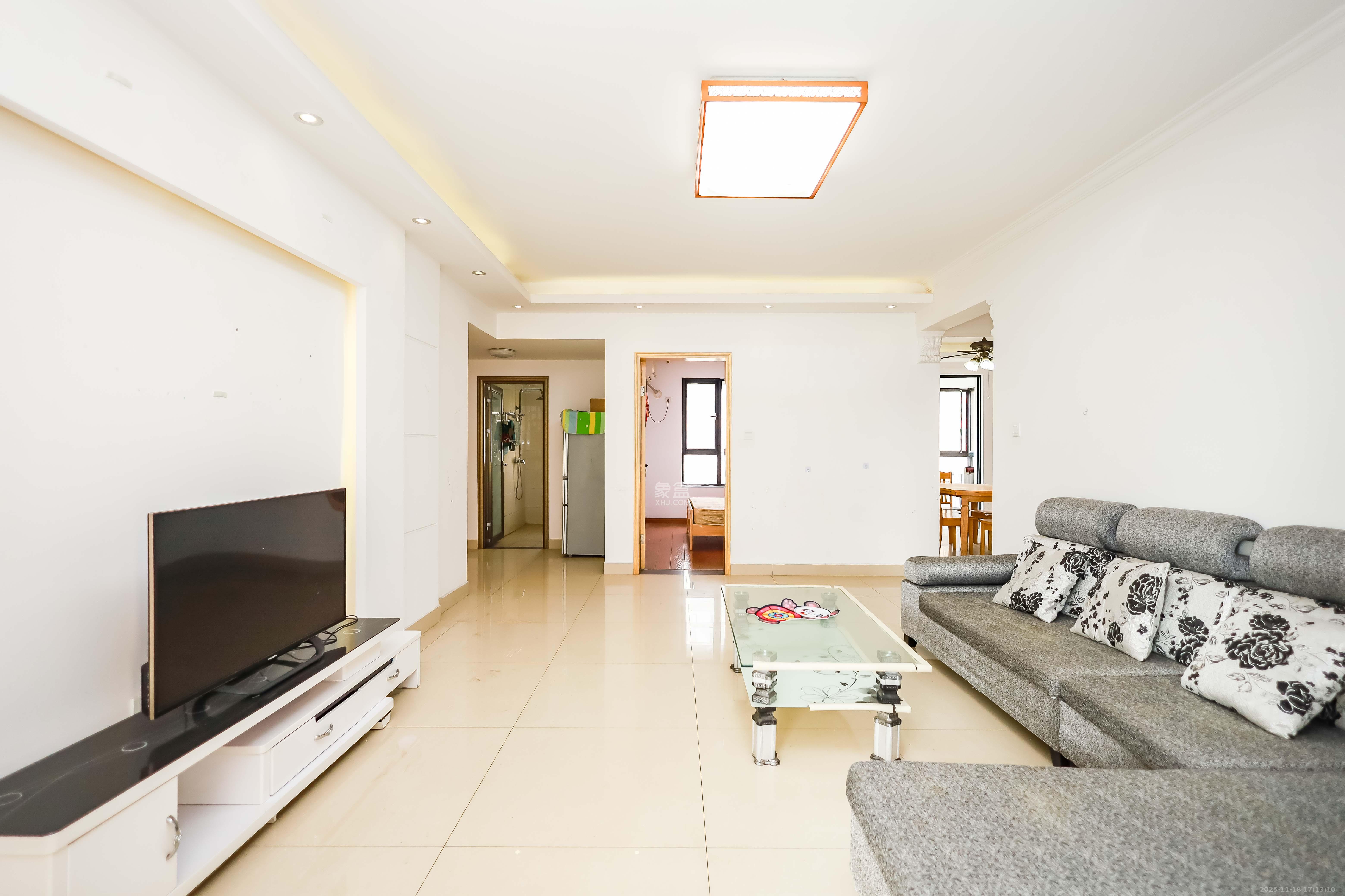 长房时代城  3室2厅2卫    118.8万客厅