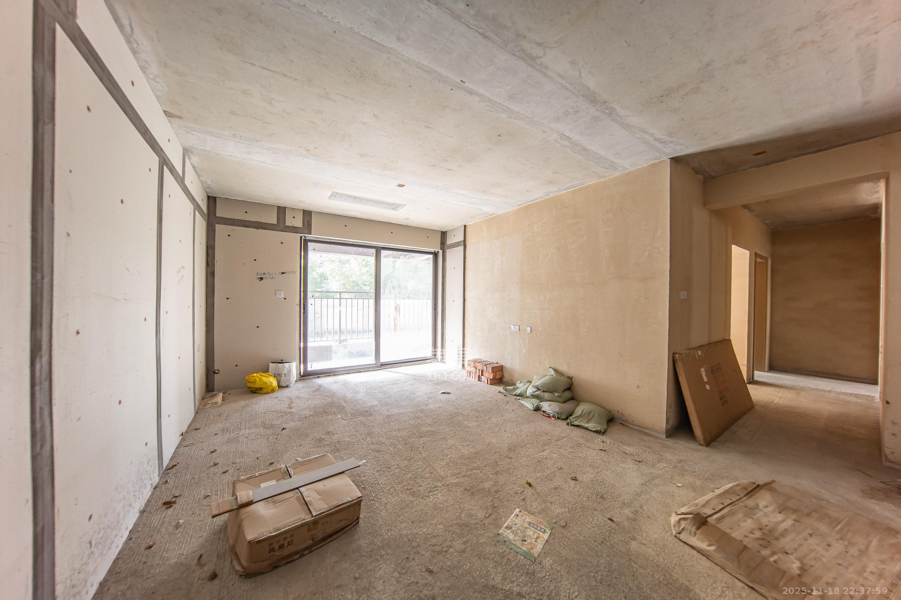 城发恒伟星雅韵（恒伟星辉苑）  4室2厅2卫    136.0万客厅