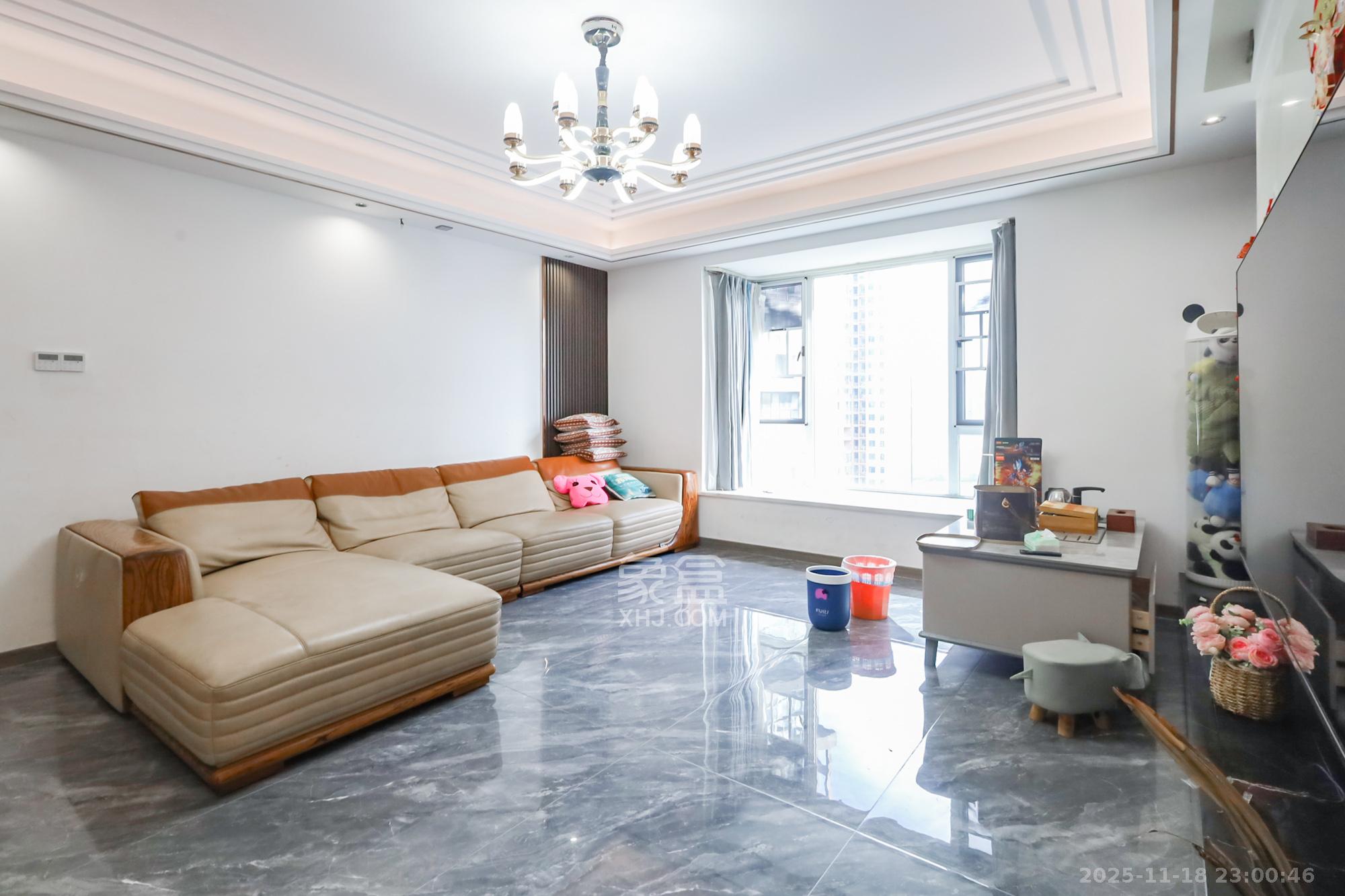 华韵城市海岸(城市水岸苑) 5室2厅3卫 210.0万 华韵城市海岸(城市水岸苑) 5室2厅3卫 210.0万客厅