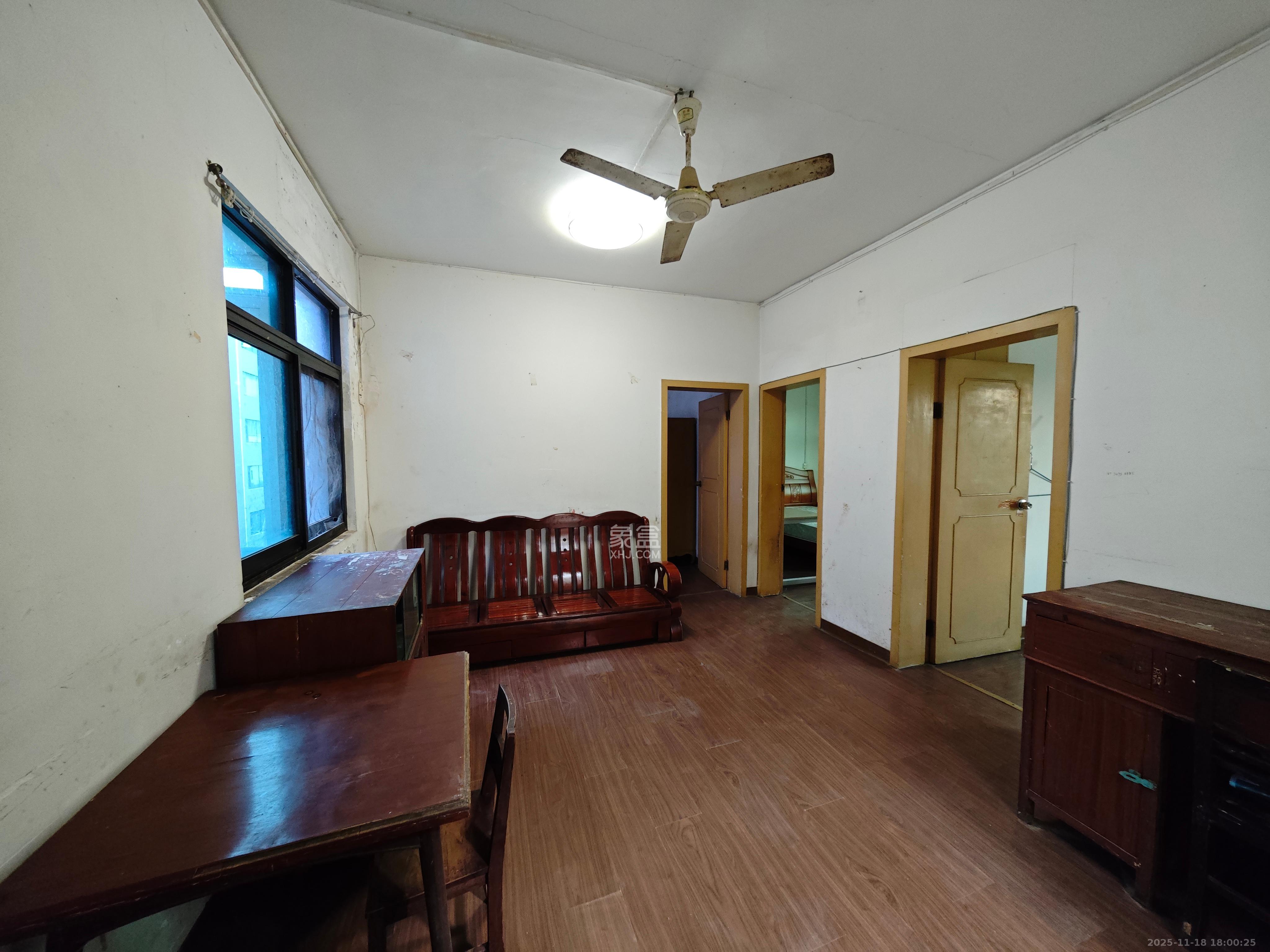 长岭水电八局宿舍  3室1厅1卫    1600.0元/月