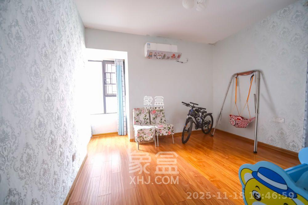 三一街区  3室2厅2卫    1900.0元/月室内图