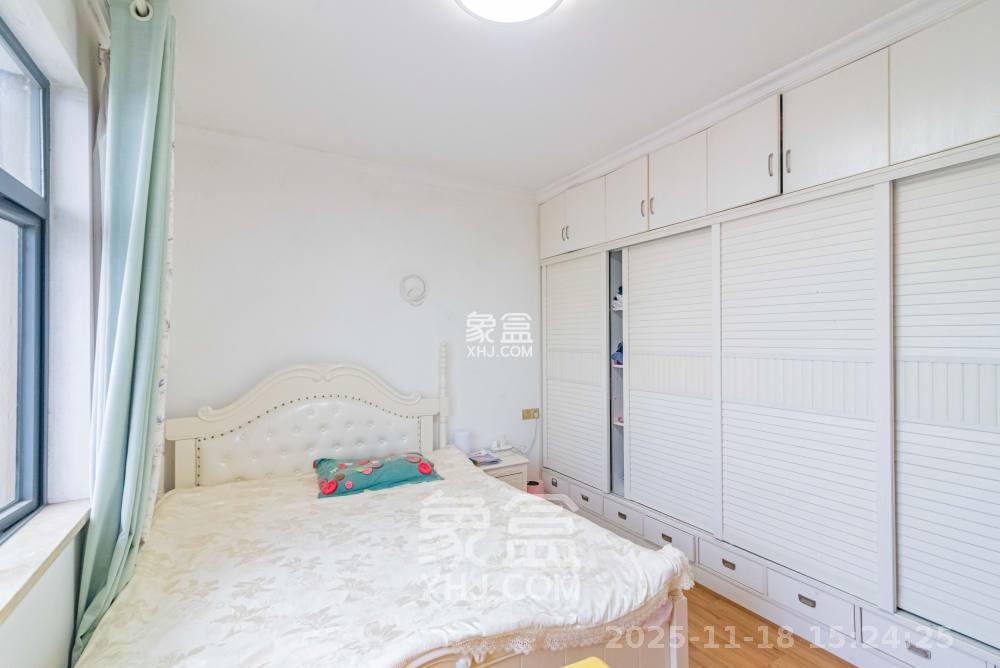 悦湖山 4室2厅1卫 2300.0元/月 悦湖山 4室2厅1卫 2300.0元/月室内图