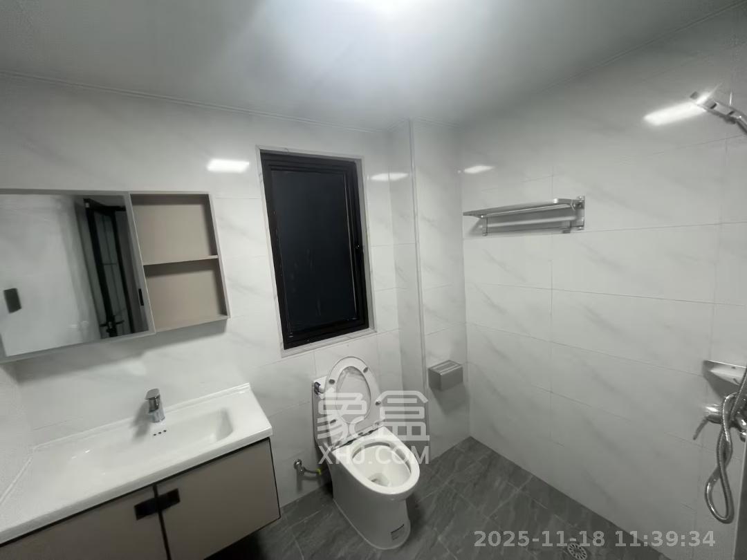 河畔华府  3室2厅2卫    2800.0元/月室内图