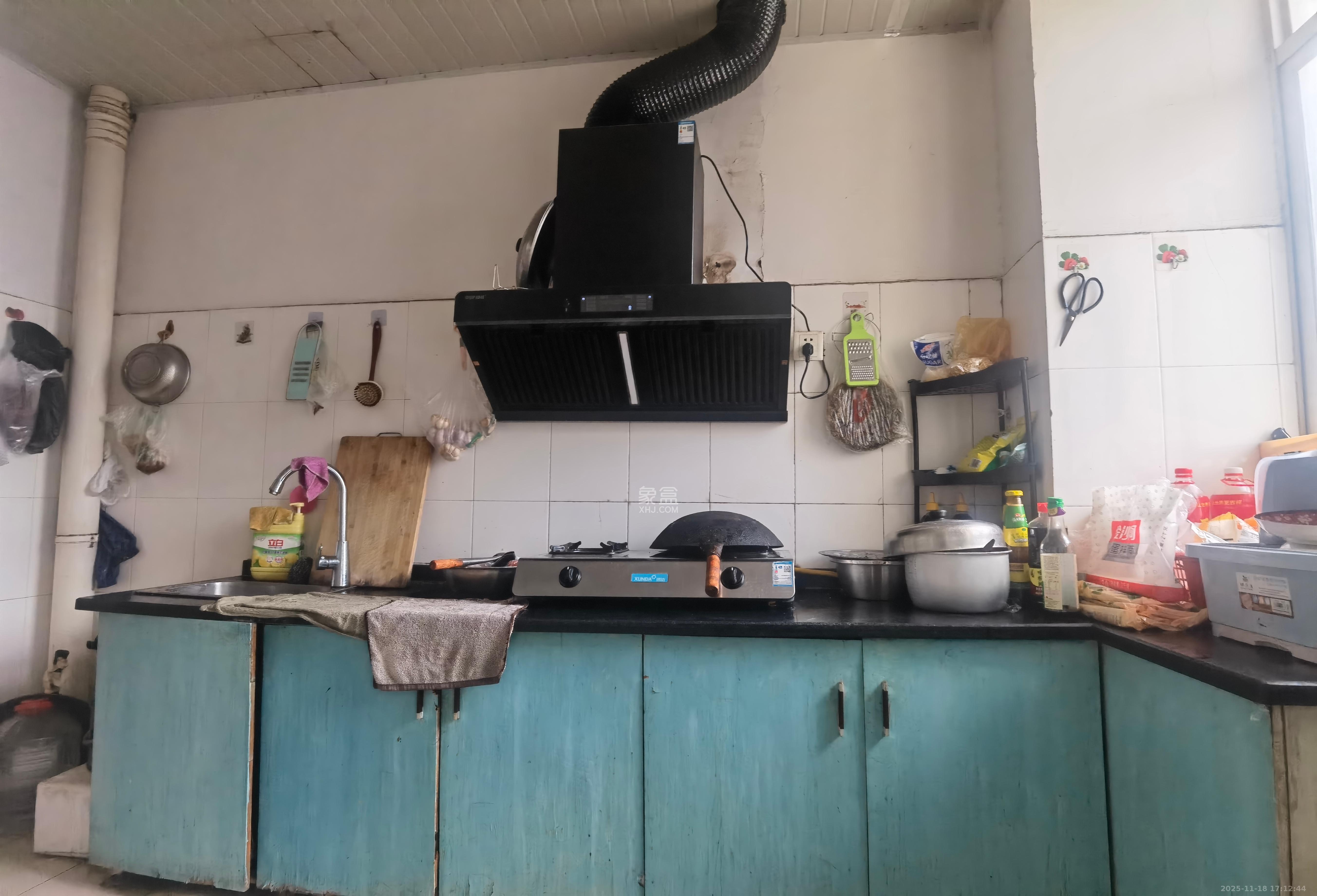 四季美景一、二期  3室2厅2卫    2000.0元/月室内图