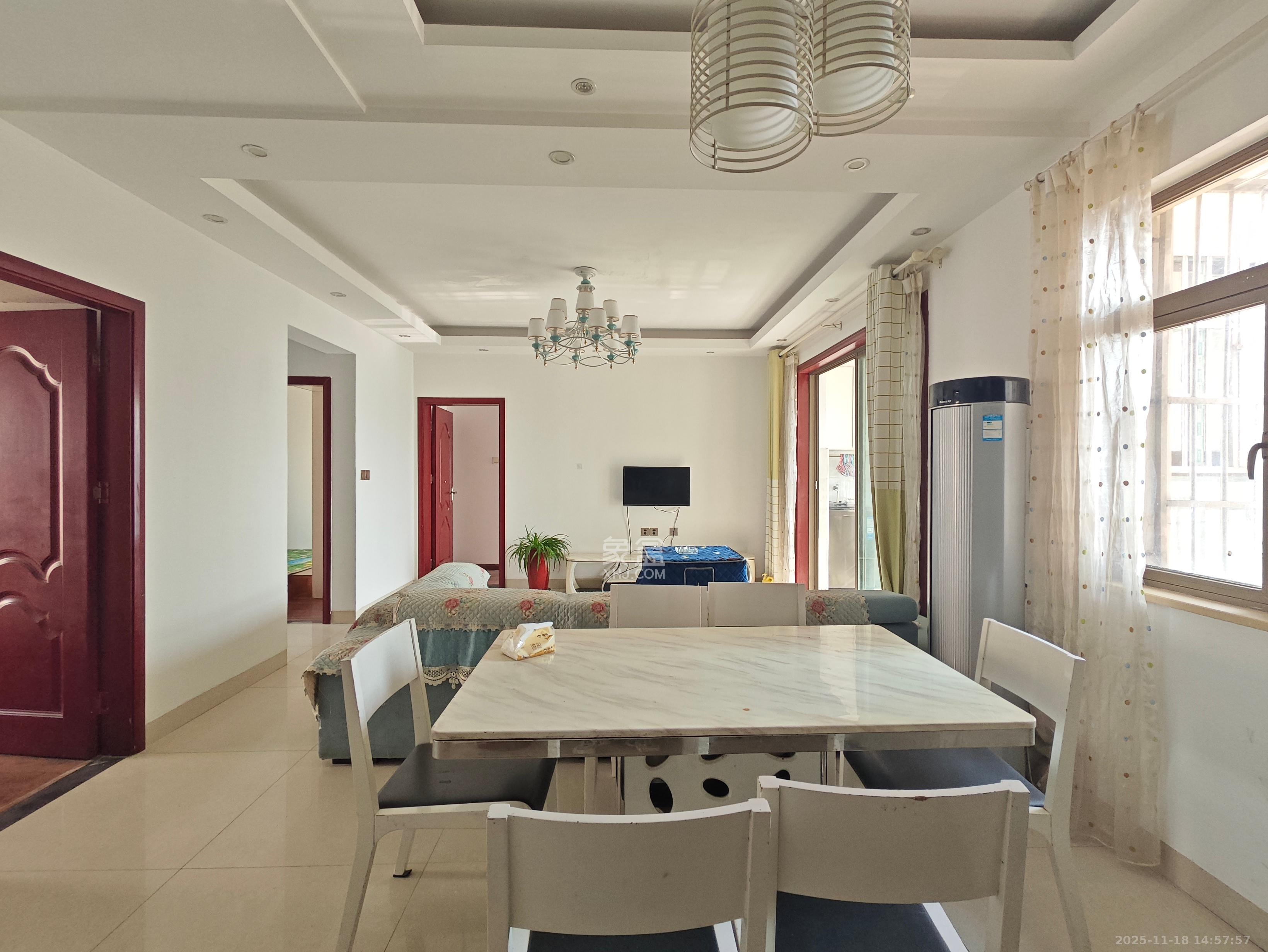 米兰春天  4室2厅2卫    2000.0元/月室内图